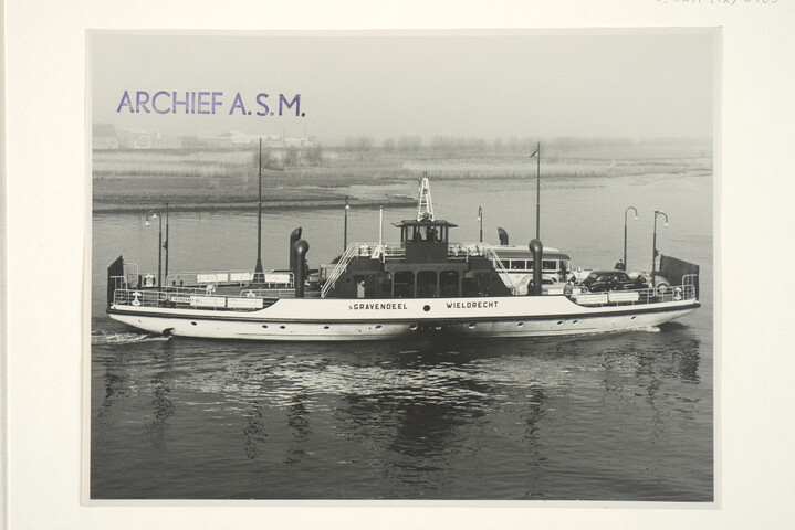 S.5219(12)0185; Foto's van de veerpont 'Veerdienst' XII' voor dienst tussen 's-Gravendeel en Wieldrecht over de Dordtse Kil; fotoreportage