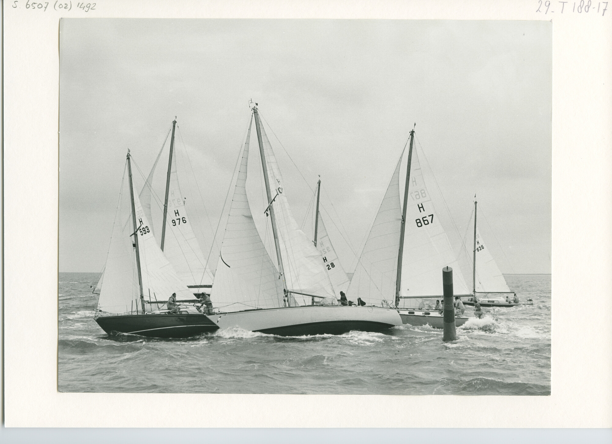 S.6507(02)1492.01; Zwart-wit foto van de oefenwedstrijd voor RORC-gemeten jachten voor Hoek van Holland; foto