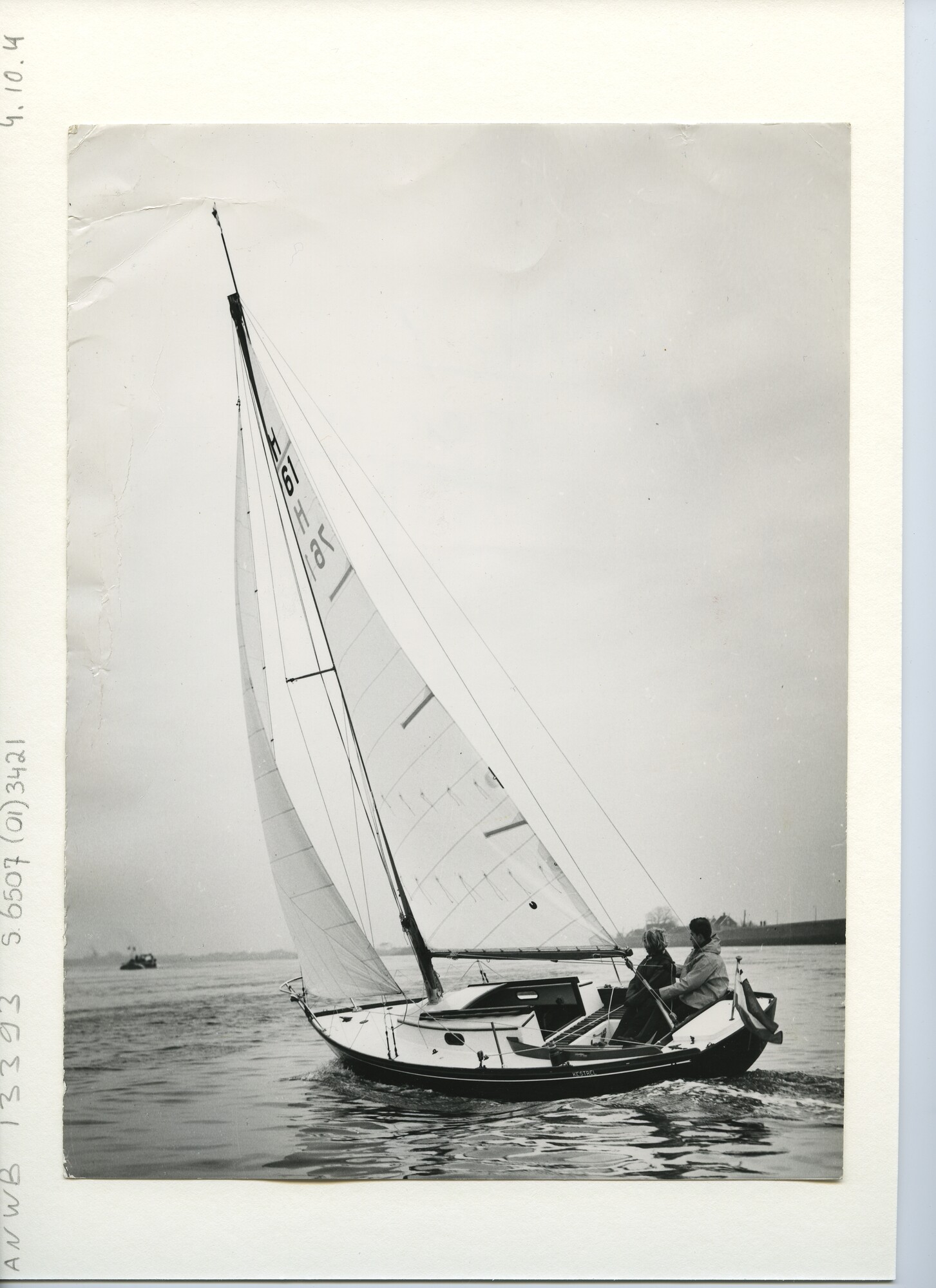 S.6507(01)3421; Het donkere kajuitzeiljacht met witte opbouw Kestrel, zeilnummer H 761, zeilend op ruim water; foto