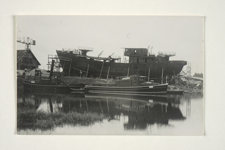 S.5219(12)0587; Fotos van de tewaterlating van een motorlogger / Vorpostenboot [...]; fotoreportage
