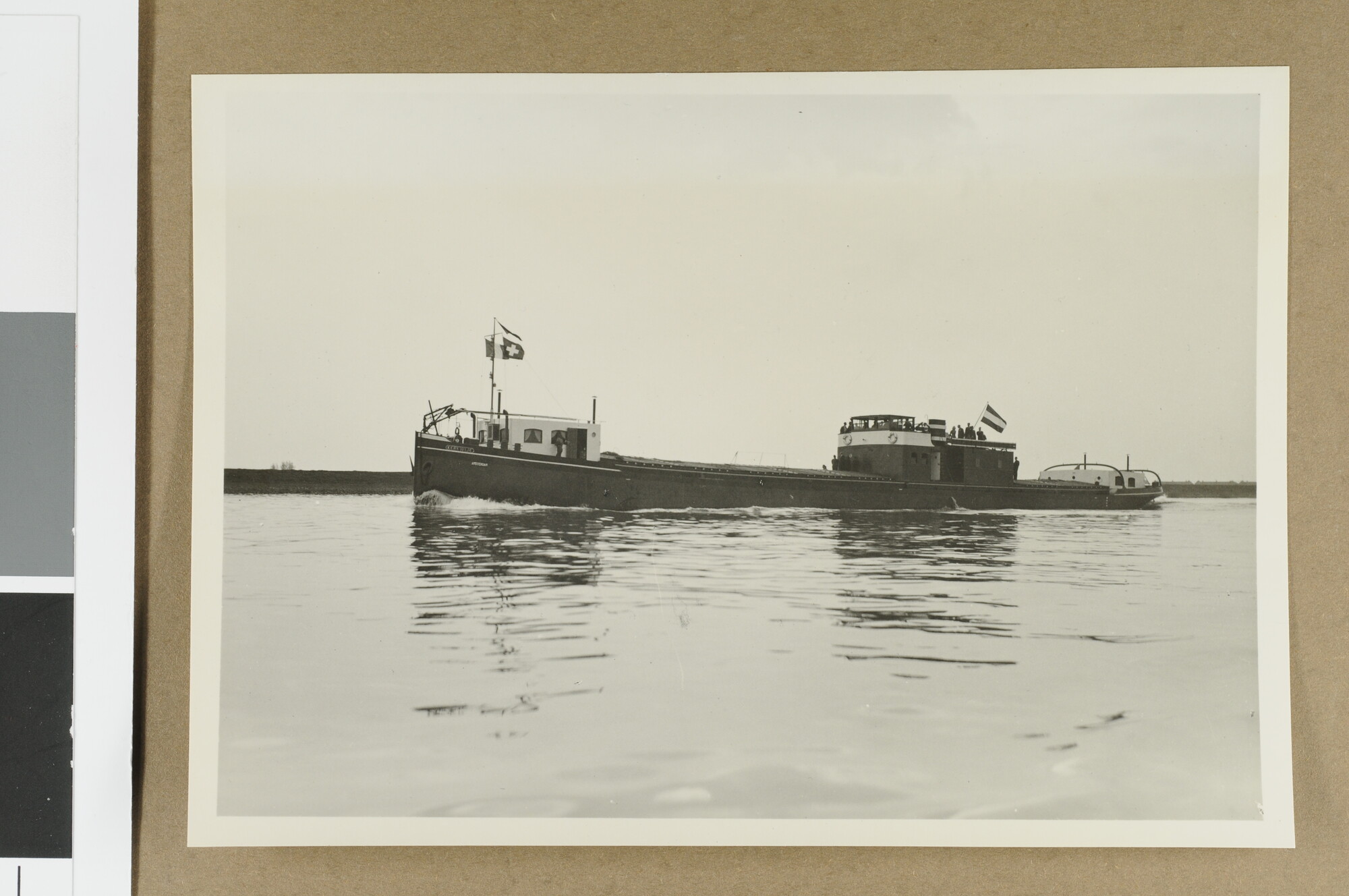 S.6769(29); Vier fotos in een omslag: gemaakt tijdens de eerste vaart aan boord van het [...]; omslag