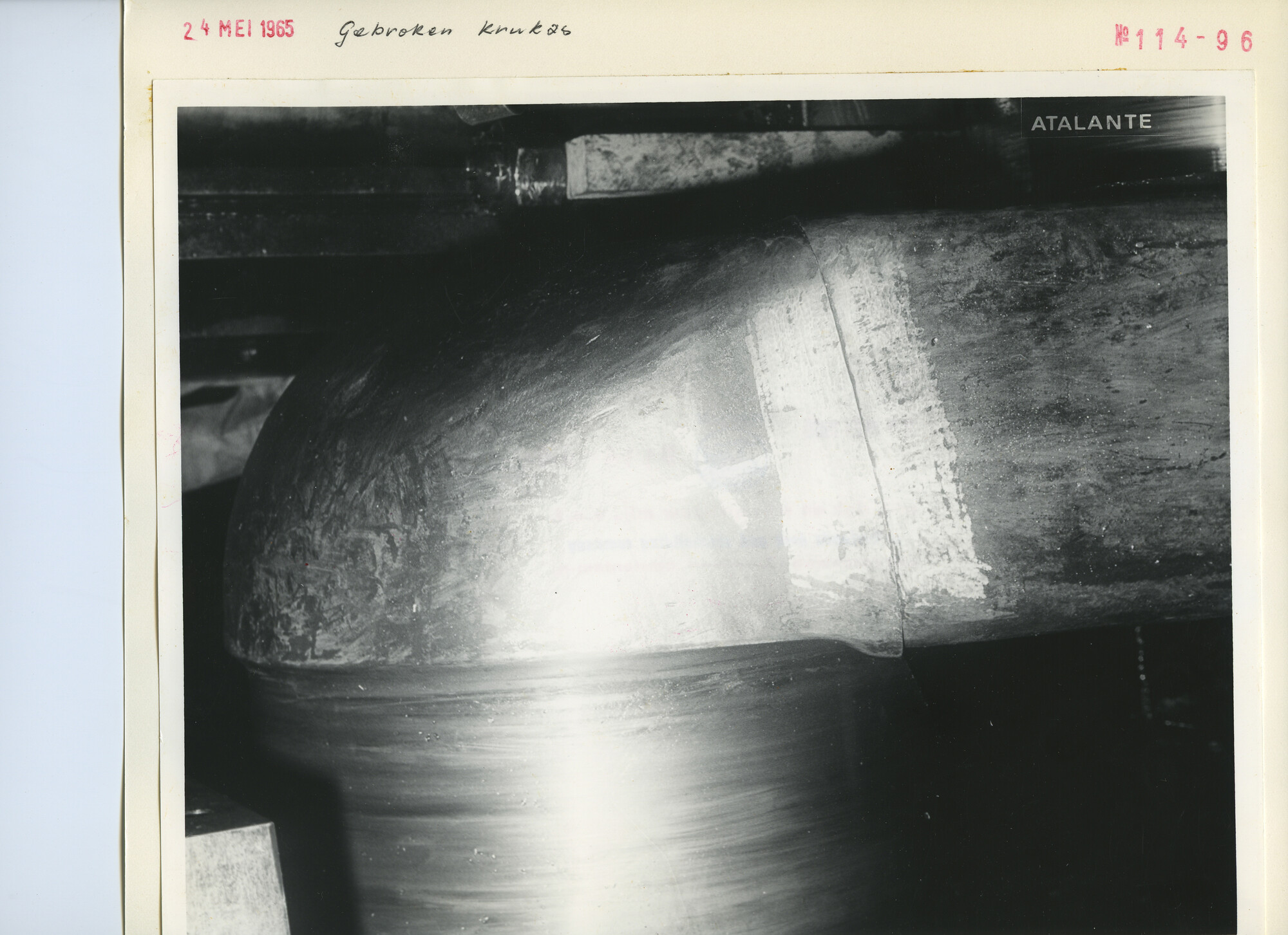 S.5444(4434)03; Foto van schade aan een gebroken krukas van de hoofdmotor van de Atalante; foto