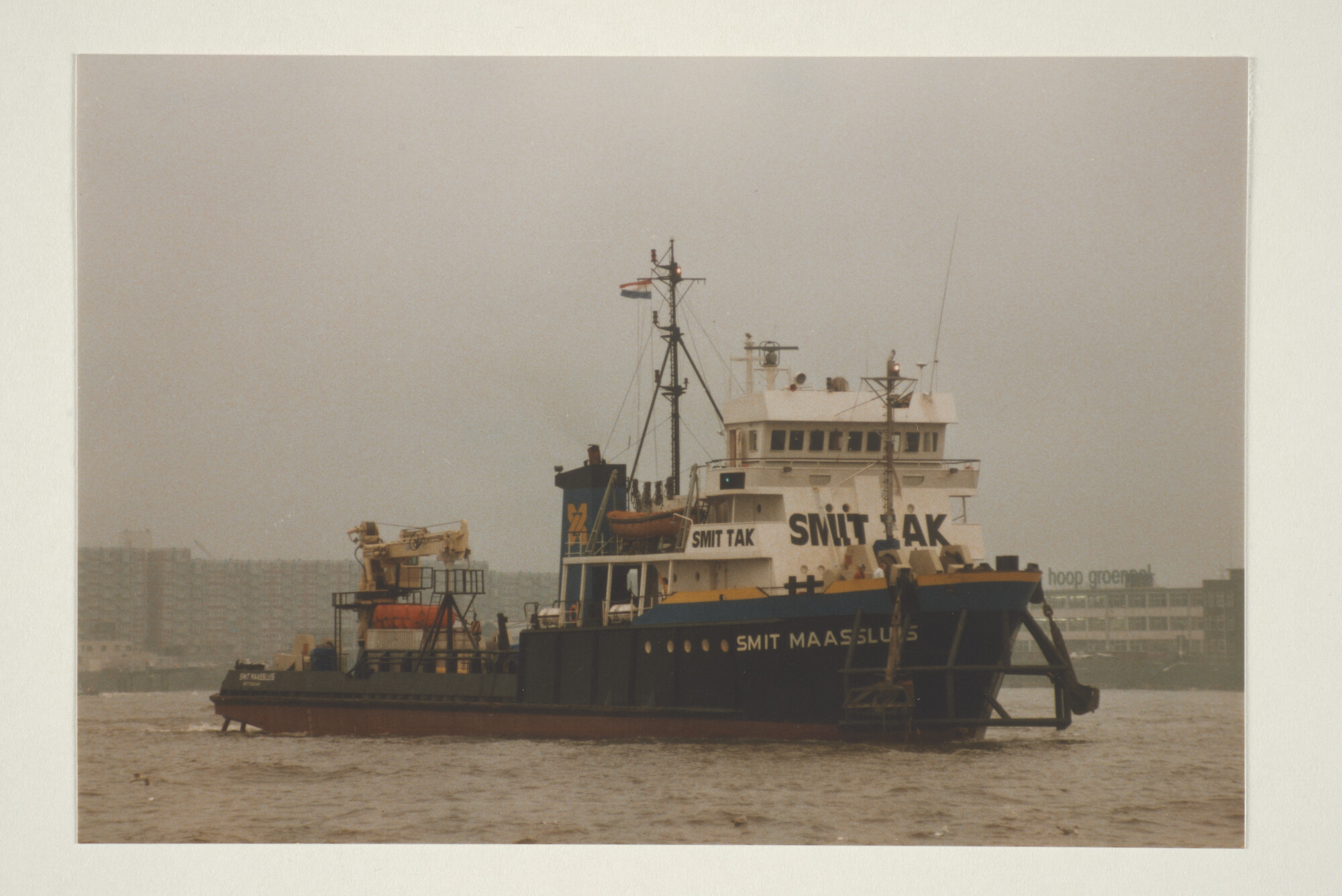 1997.4913; Kleurenfoto van het bergingsvaartuig Smit Maassluis (ex- Smit Lloyd 23 & Broco Pearl) van Smit Tak [...]; foto