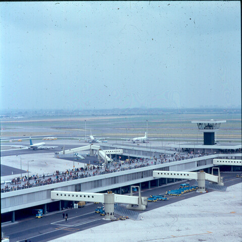 S.9100(2811); Dia nieuwe complex luchthaven Schiphol, luchtbrug, verkeerstoren; diapositief