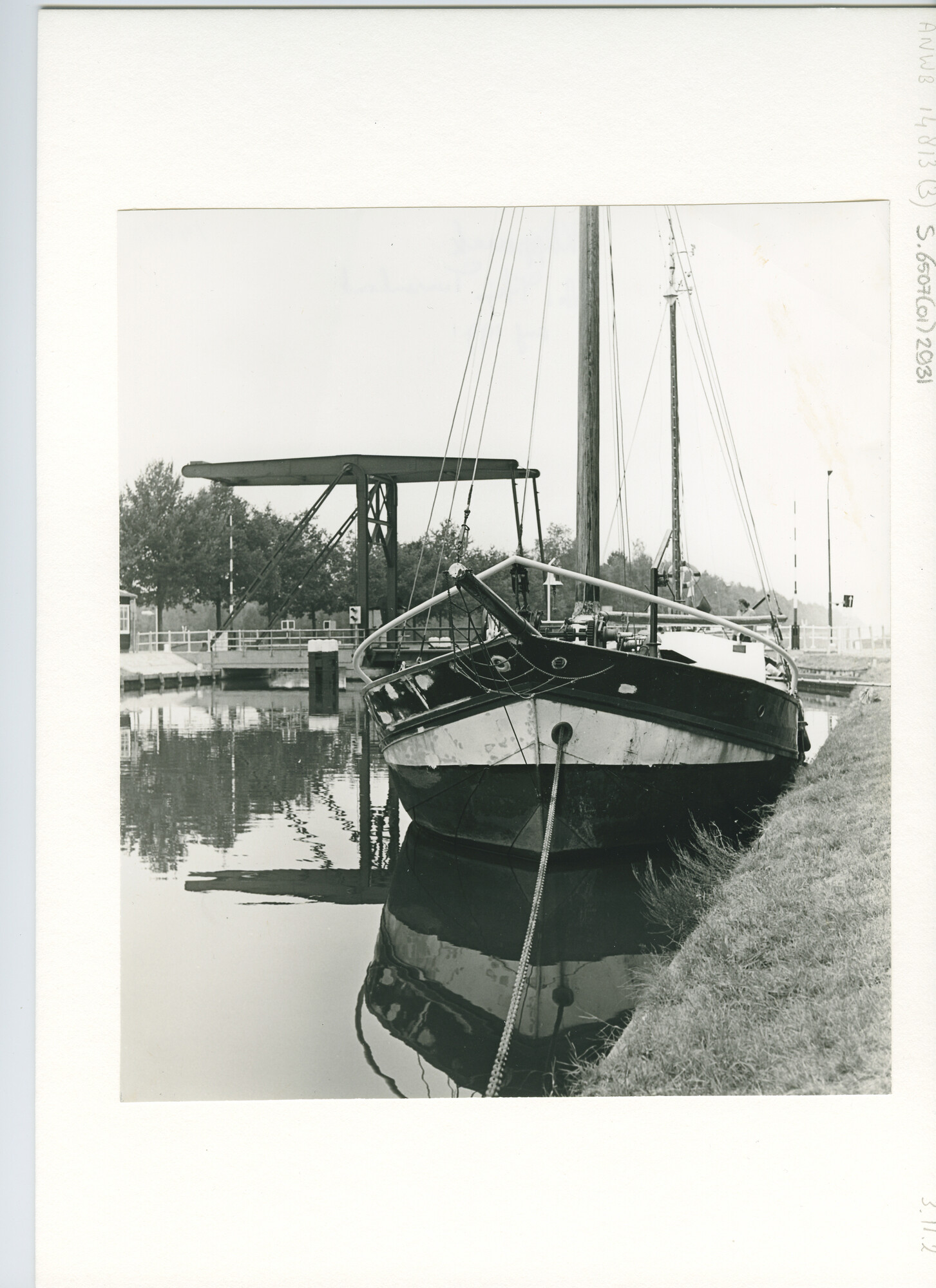 S.6507(01)2931; De klipperaak Odin afgemeerd in een kanaal met ophaalbrug op de achtergrond; foto