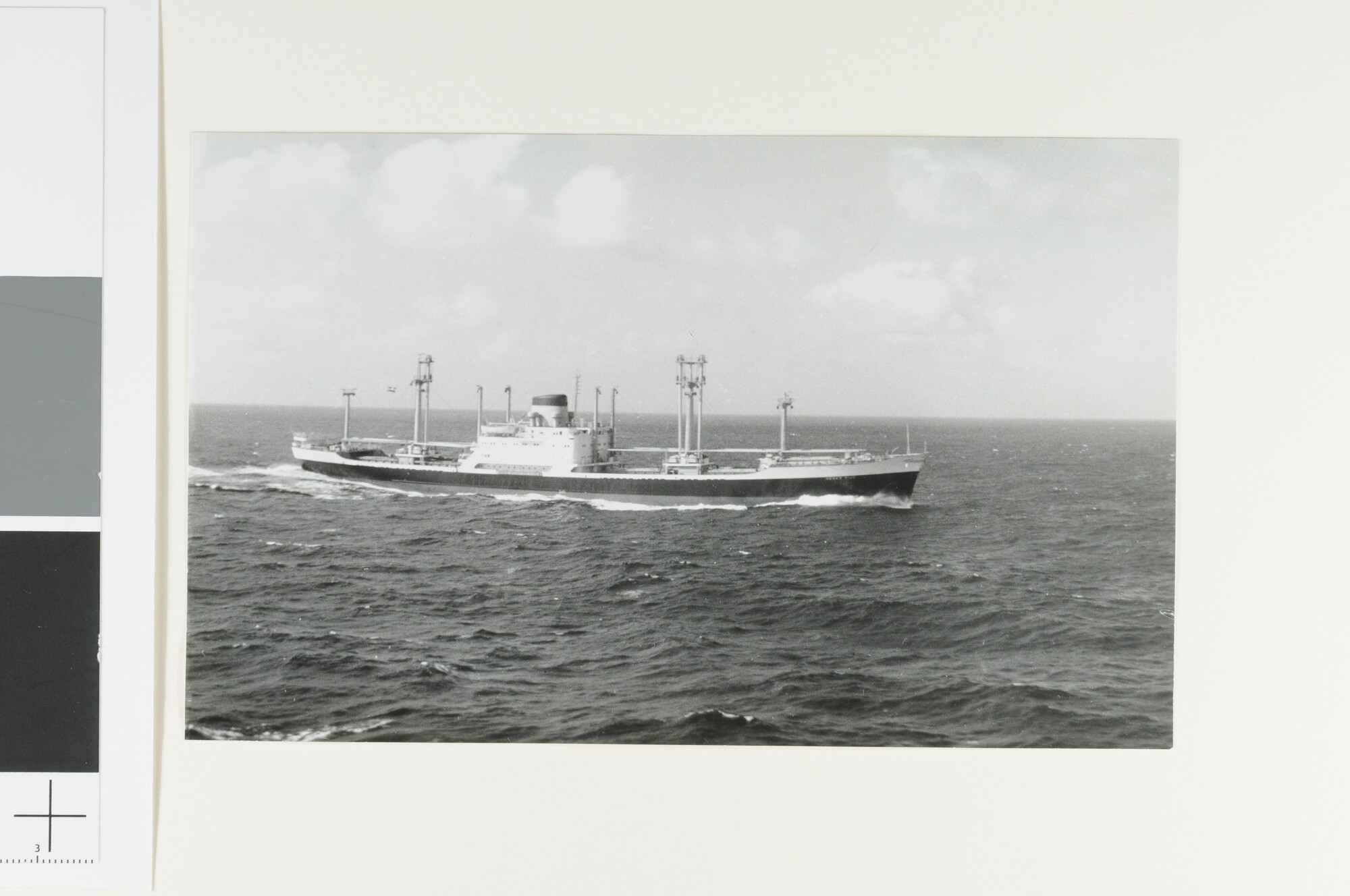 A.4253(13); Het vrachtschip ms. 'Neder Rijn' van de SMN gezien op de Indische Oceaan gezien op stuurboord; foto