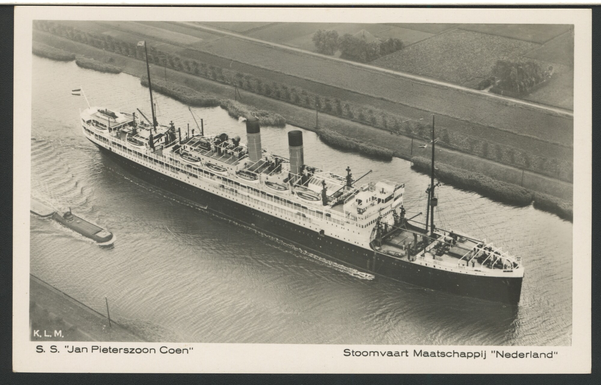 S.4380(04)012; Luchtfoto van het passagiersschip ss. Jan Pieterszoon Coen van de SMN; prentbriefkaart