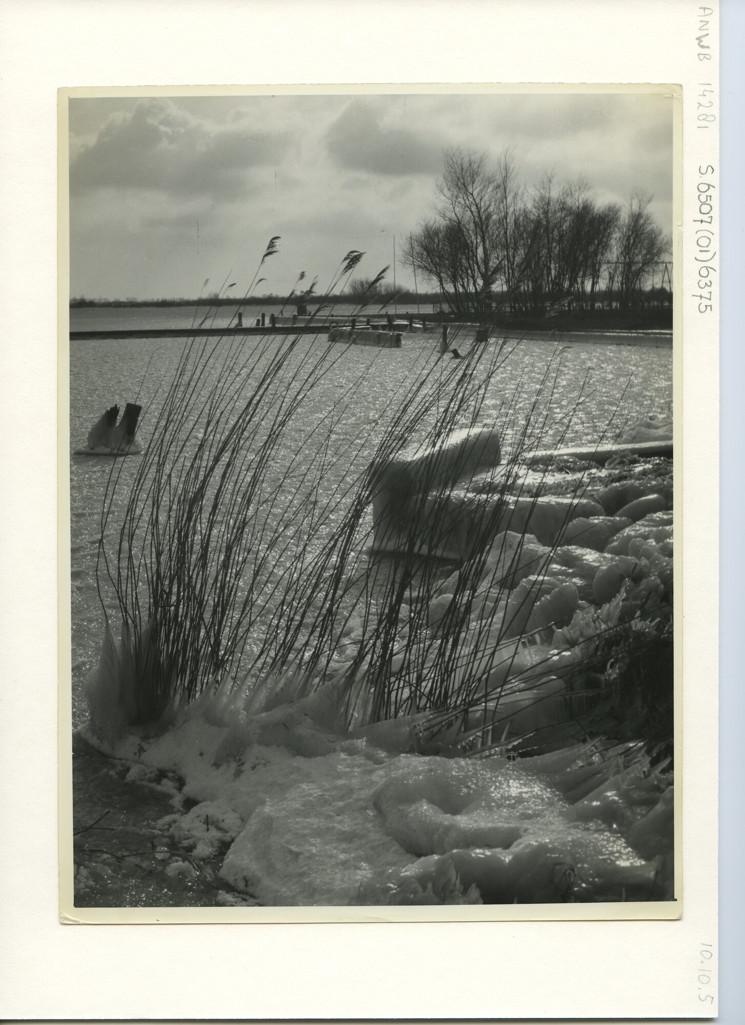 S.6507(01)6375; Foto van Braassemermeer tijdens winter; foto