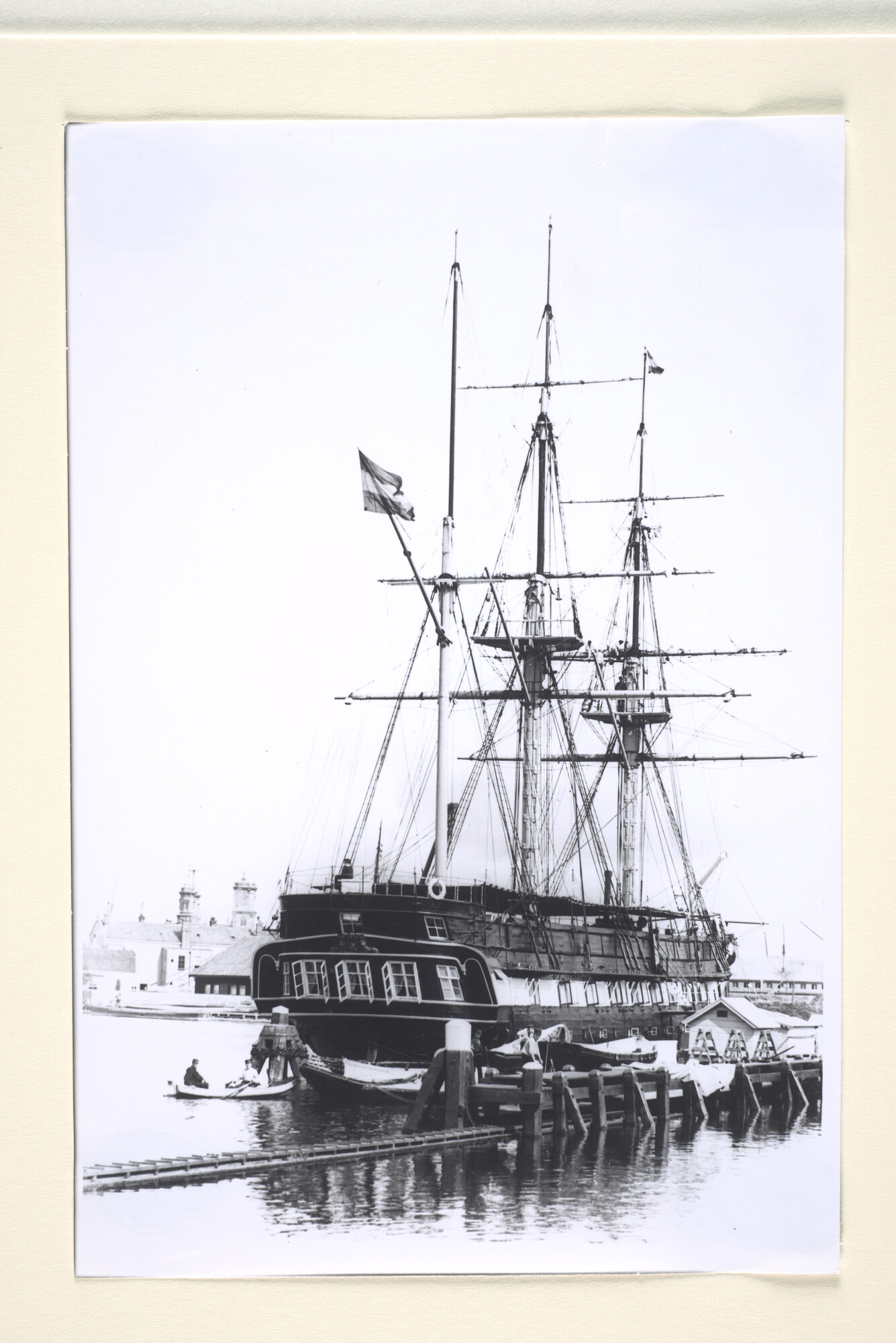 1995.1044; Het wachtschip Hr.Ms. Prins Maurits der Nederlanden (ex - Atalante) afgemeerd aan de Marinewerf in het Oosterdok te Amsterdam [...]; foto
