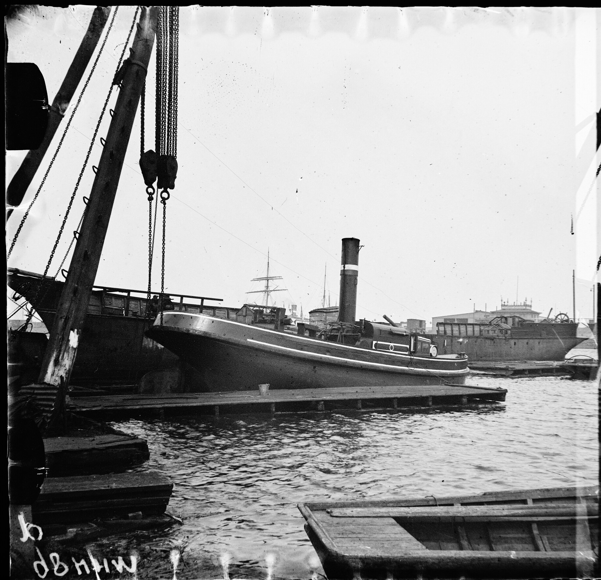 S.1156(06)129b1; Glasegatief van de stoomsleepboot Zes Gebroeders, gebouwd in 1882 op de werf van Meursing te Amsterdam; negatief
