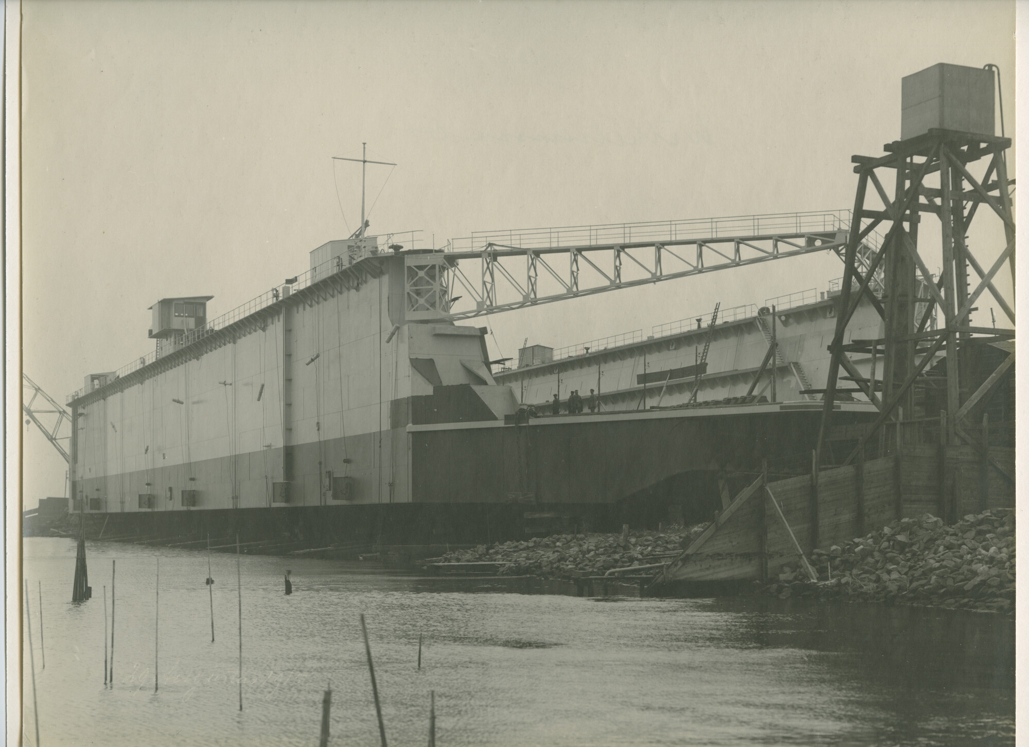 S.5444(0436)4; Foto van het drijvende droogdok Wilhelmina, vlak voor de tewaterlating; foto