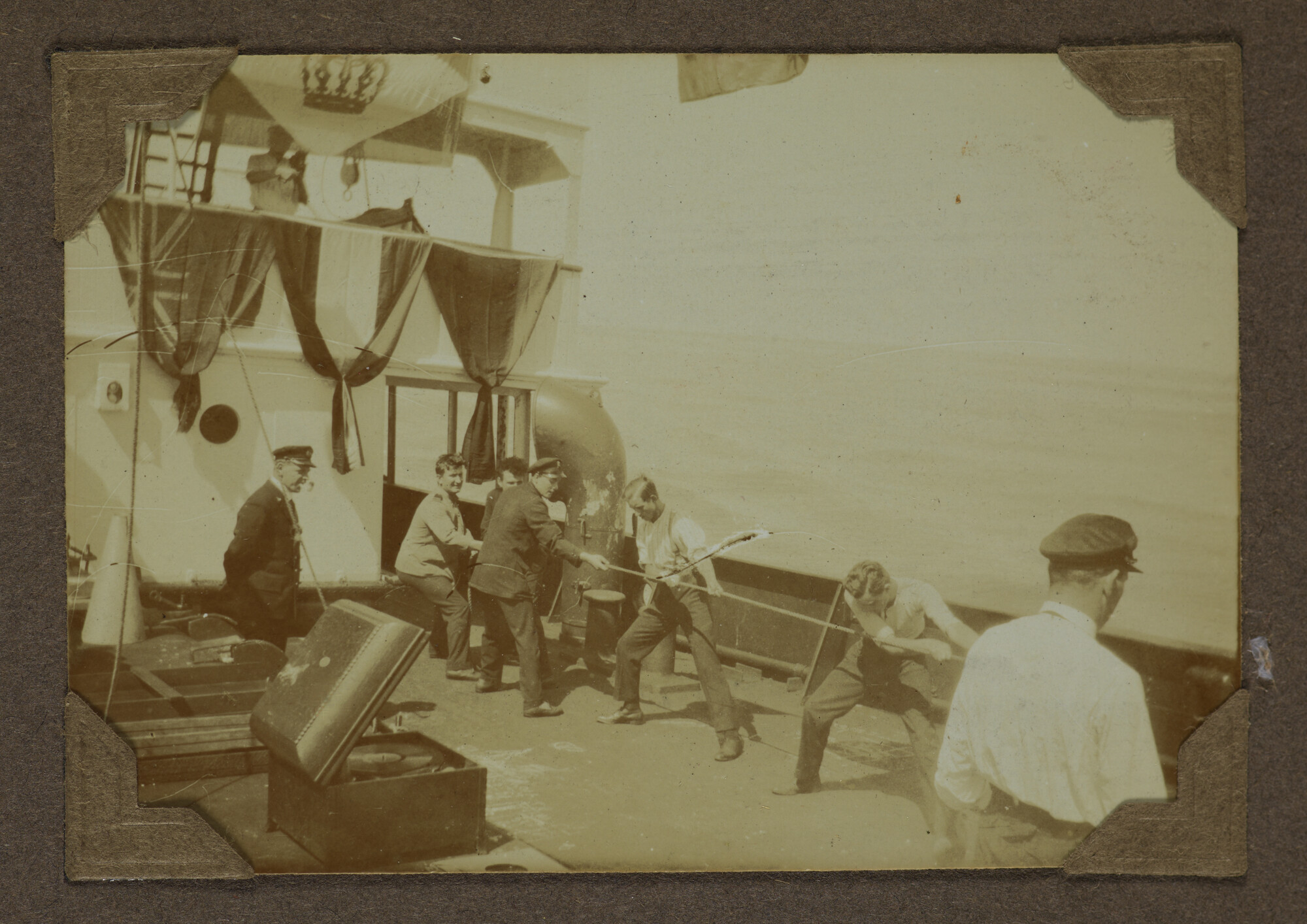 S.5946; Persoonlijk album van marconist J.D. van Schooten met fotos tijdens reizen [...]; fotoalbum