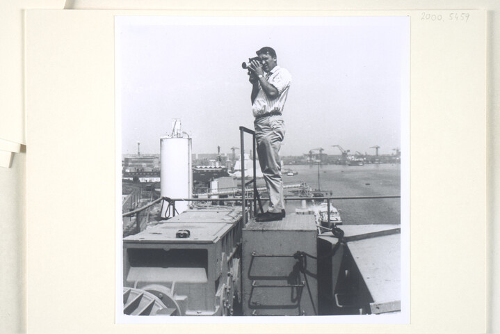 2000.5459; Fotograaf Ben Burgers (Amports) aan het werk op één van de silos van het [...]; foto