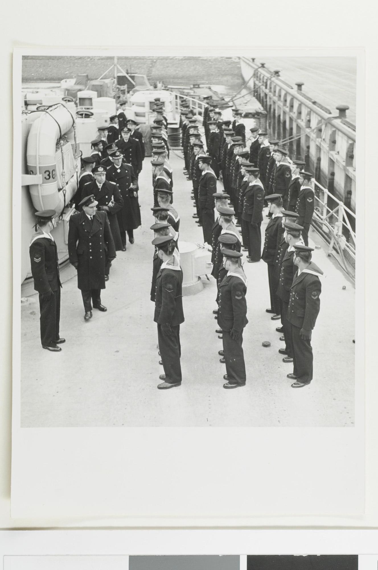 1992.1539; Inspectie van de bemanning aan boord van de kruiser Hr.Ms. De Zeven Provinciën (C 802); foto