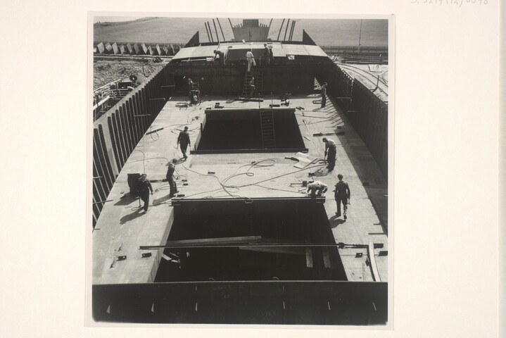 S.5219(12)0096; Foto's van de bouw van het Franse vrachtschip ms. 'Marquette' voor de Cyprien Fabre Fraissinet te Marseilles.op de dwarshelling van de ASM; fotoreportage