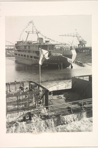 S.5219(12)0143; Foto's van de doop en de tewaterlating van het vracht- en passagiersschip ms. 'Lauro Sodré' vanaf de dwarshelling van de ASM; fotoreportage