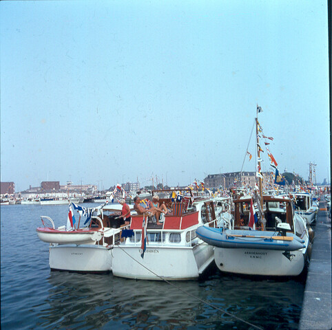 S.9100(4230); Amsterdam police band saluts golden armada. Dia van de Amsterdamse [...]; diapositief