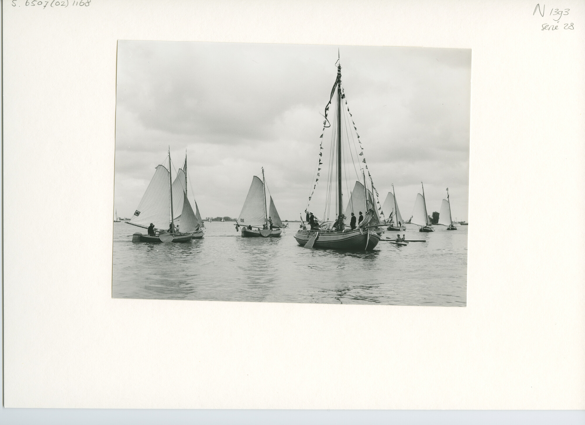 S.6507(02)1168.05; Zwart-wit foto van een reunie van ronde en platbodemjachten te Grouw: admiraalzeilen; foto
