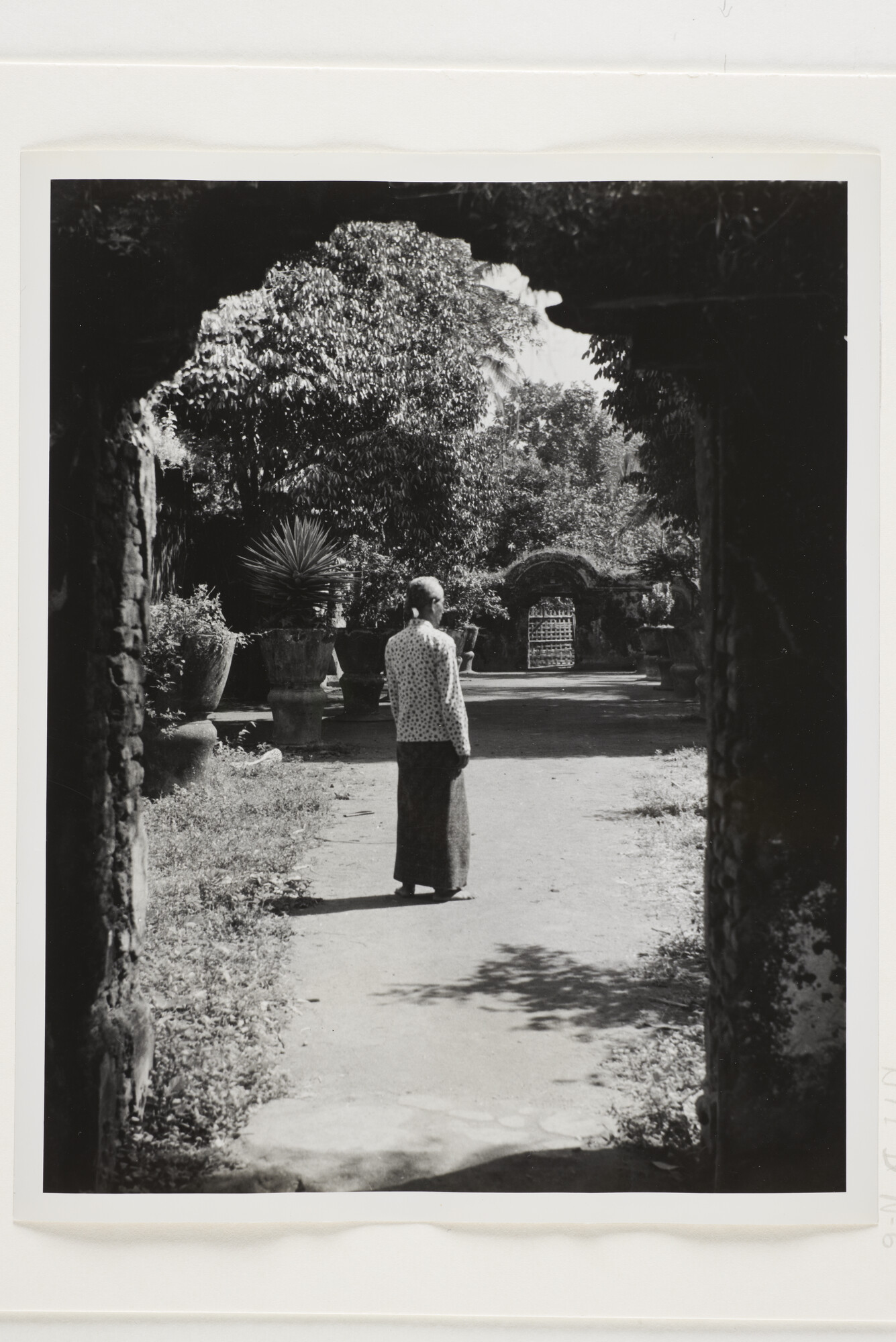 B.0227(0860); Doorkijkje in het Waterkasteel (Taman Sari); foto