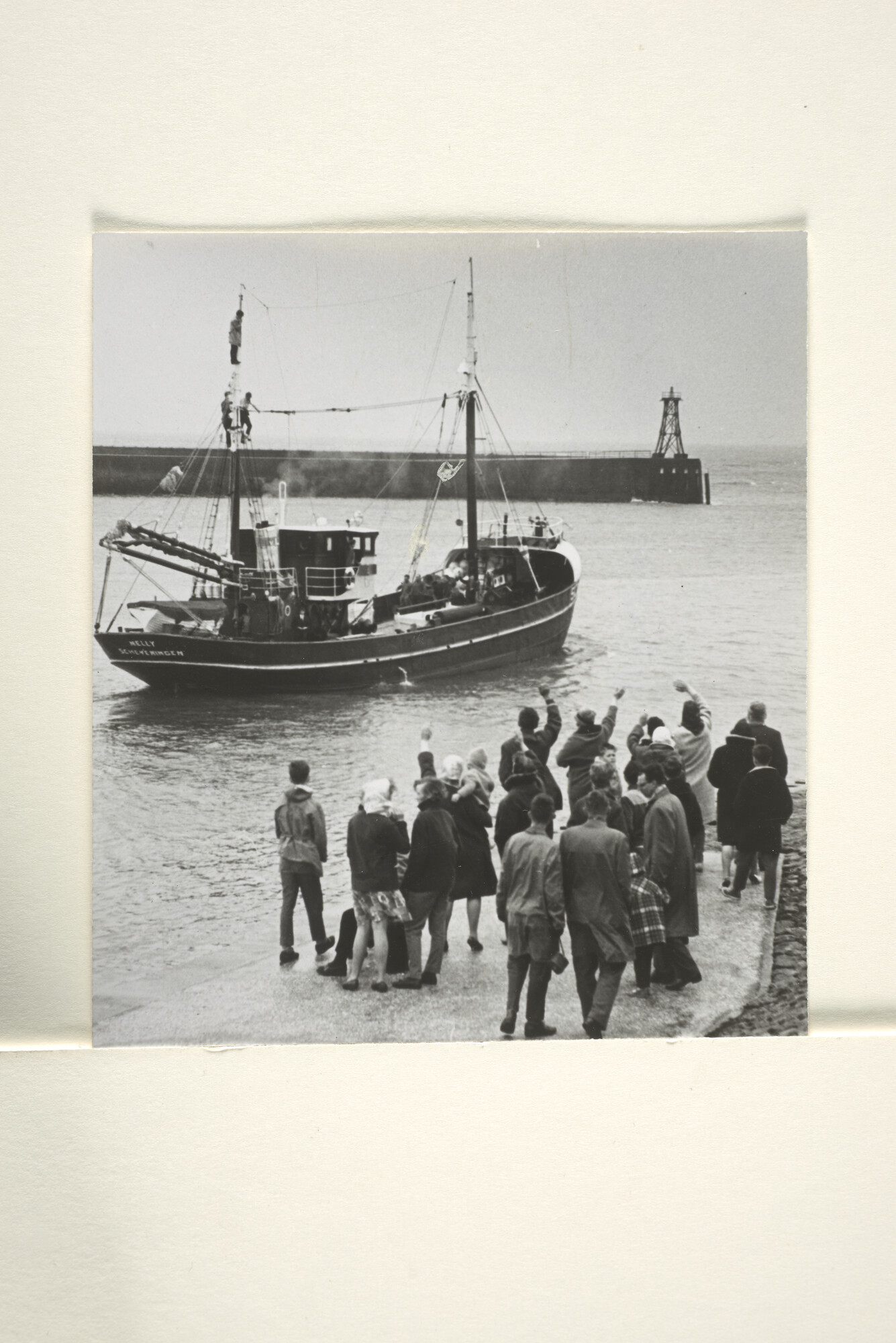 1997.1776; De Scheveningse motorlogger "Nelly" vertrekt onder grote publieke belangstelling uit de haven van Scheveningen; foto