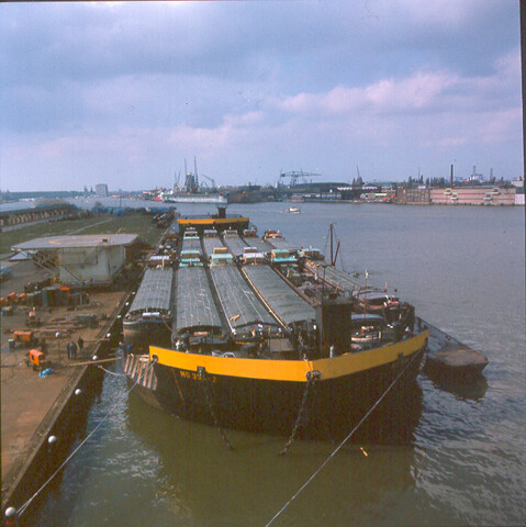 S.9100(8417); Dia van een ponton met Rijnaken (12 stuks) bij de Sumatrakade te Amsterdam; diapositief
