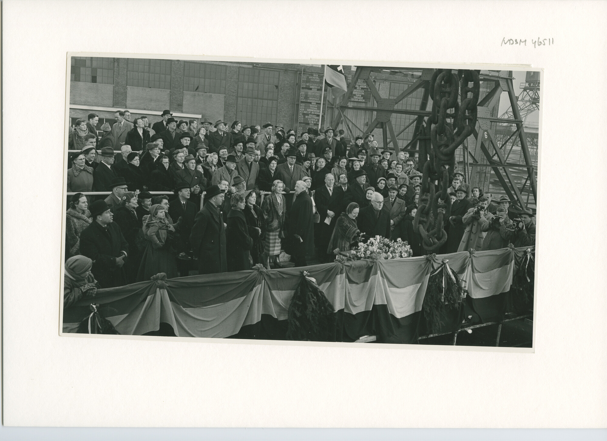 S.5444(2585)4; Foto van de tewaterlating van de tanker ms. Dorestad van de Amsterdam; foto