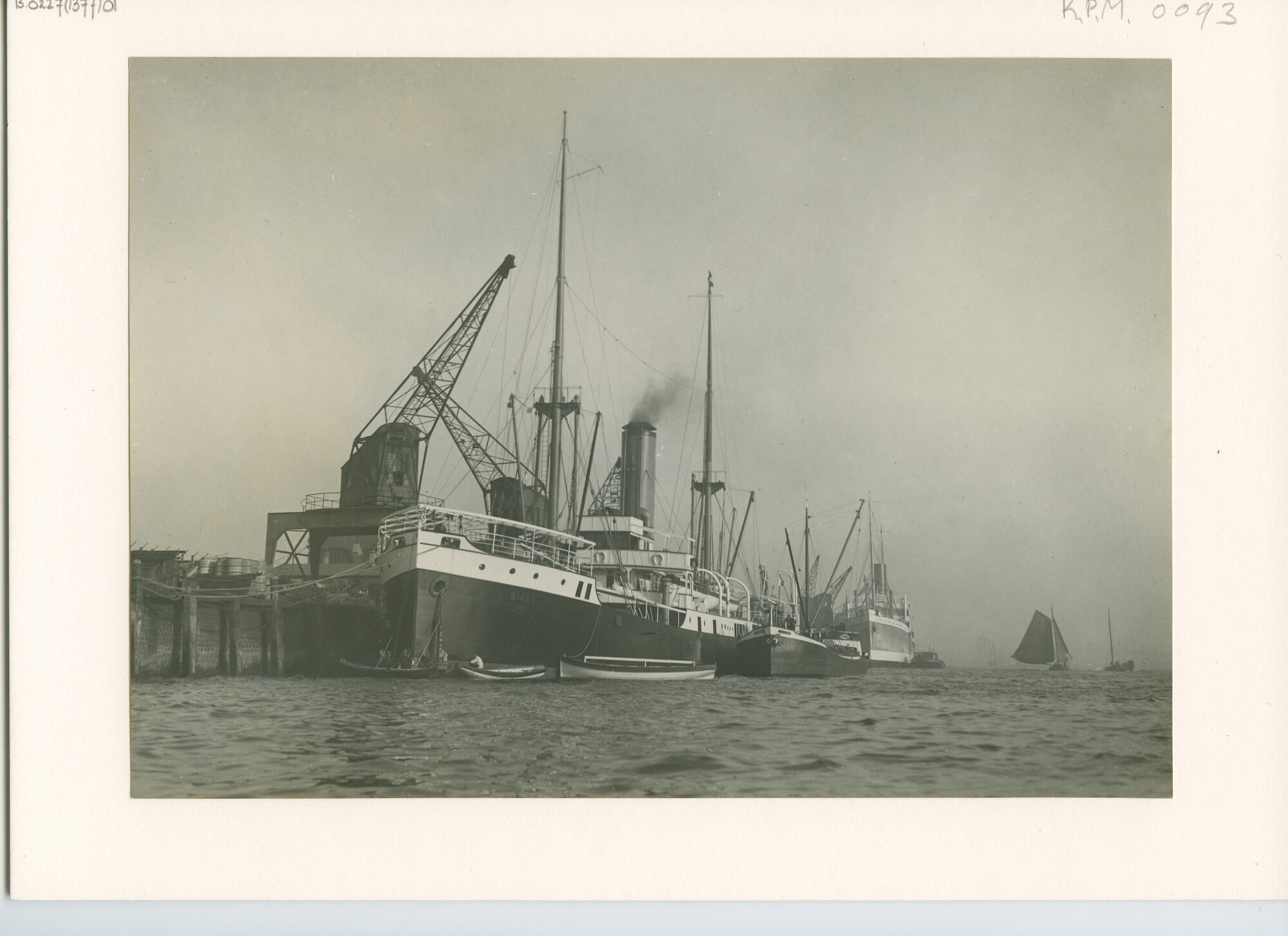B.0227(1377)01; Foto van ss. Sigli bij het aanleggen en afgemeerd aan de kade in Rotterdam; foto
