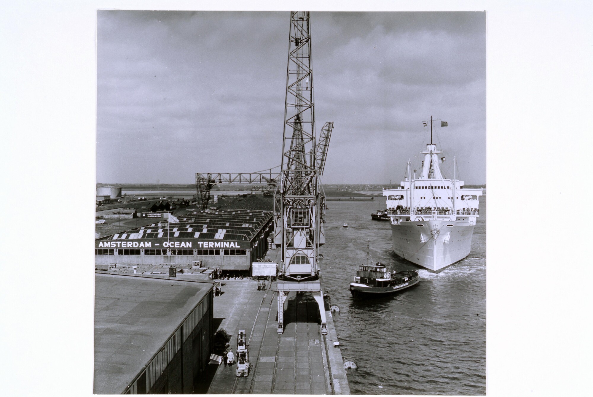 1998.0173; De aankomst van het Finse passagiersschip ms. 'Arkadia' van de Greek Line uit Helsingfors bij de Amsterdam - Ocean Terminal aan de Coenhaven te Amsterdam; foto