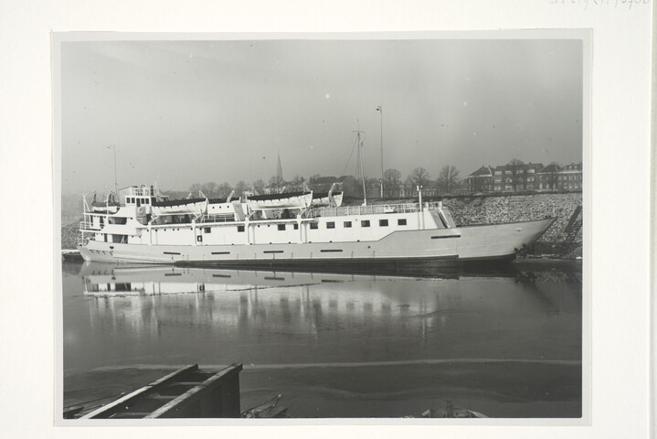 S.5219(12)0706; Het passagiersschip (vluchtschip) Willem I (ex- LCT 443) met als vast ligplaats Numansdorp, in het werfbassin van de ASM-werf te Arnhem; foto