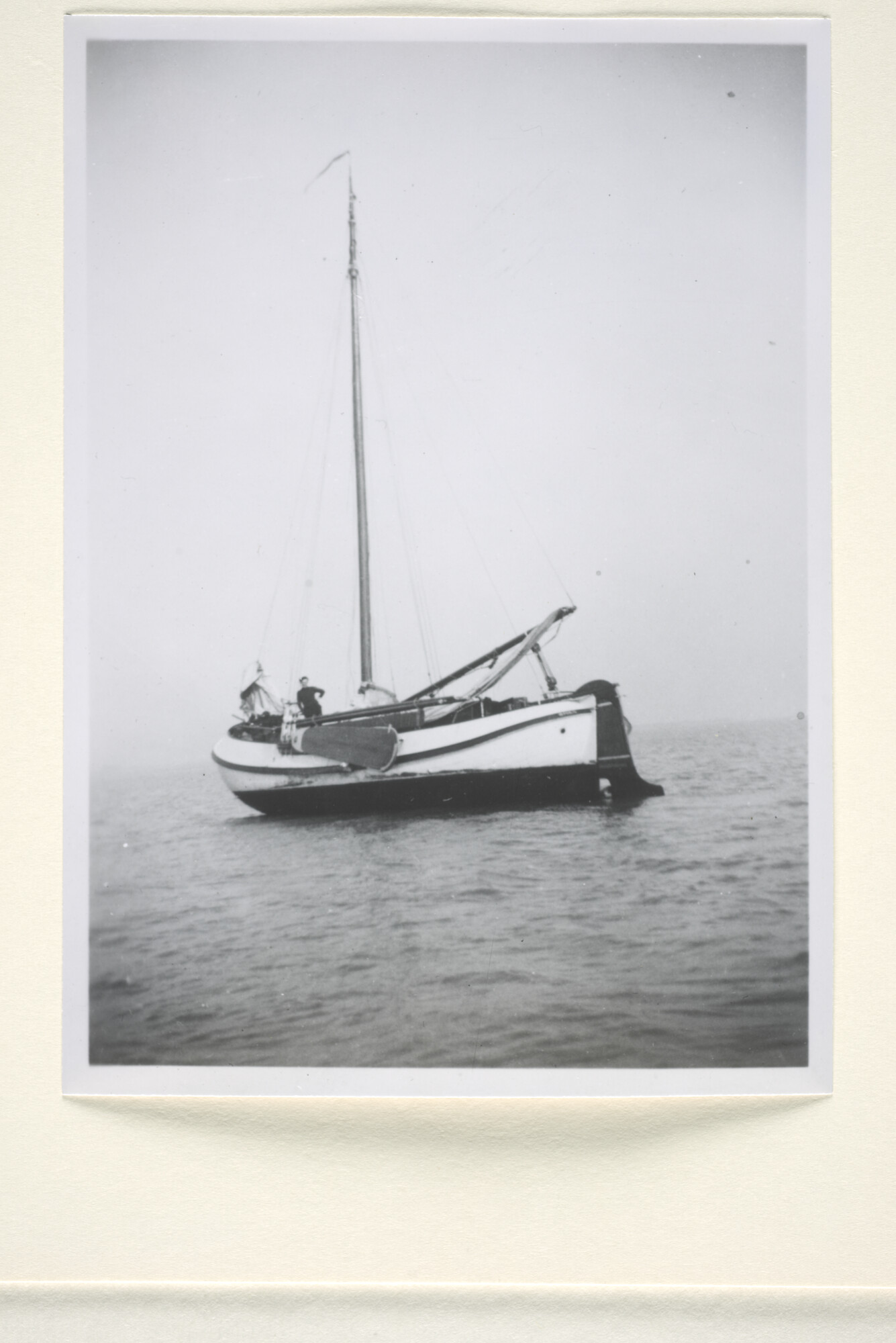 1997.1854; De boeier 'Bries' van Jan Goos uit Enkhuizen ligt droog op de Wadden, omstreeks 1930; foto