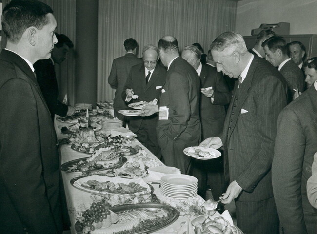 2001.1753; Foto's van de in gebruikneming van het hoofdkantoor van Reederij v/h Gebroeders Goedkoop aan de Westerdoksdijk 40 te Amsterdam in april 1962 [...]; fotoreportage