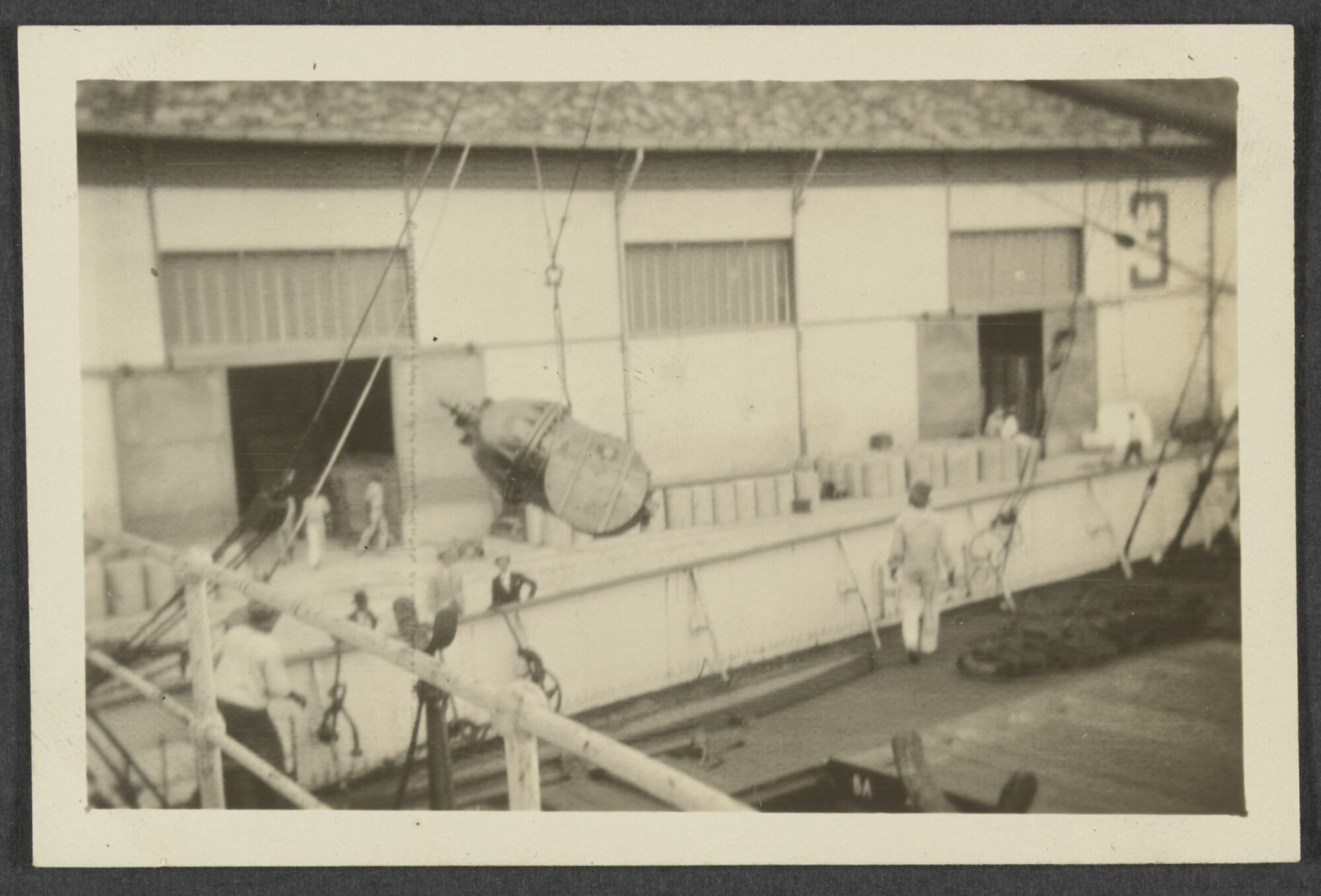 2024.3860; Zwart-wit foto van loswerkzaamheden in de haven van (Salvador de) Bahia; foto