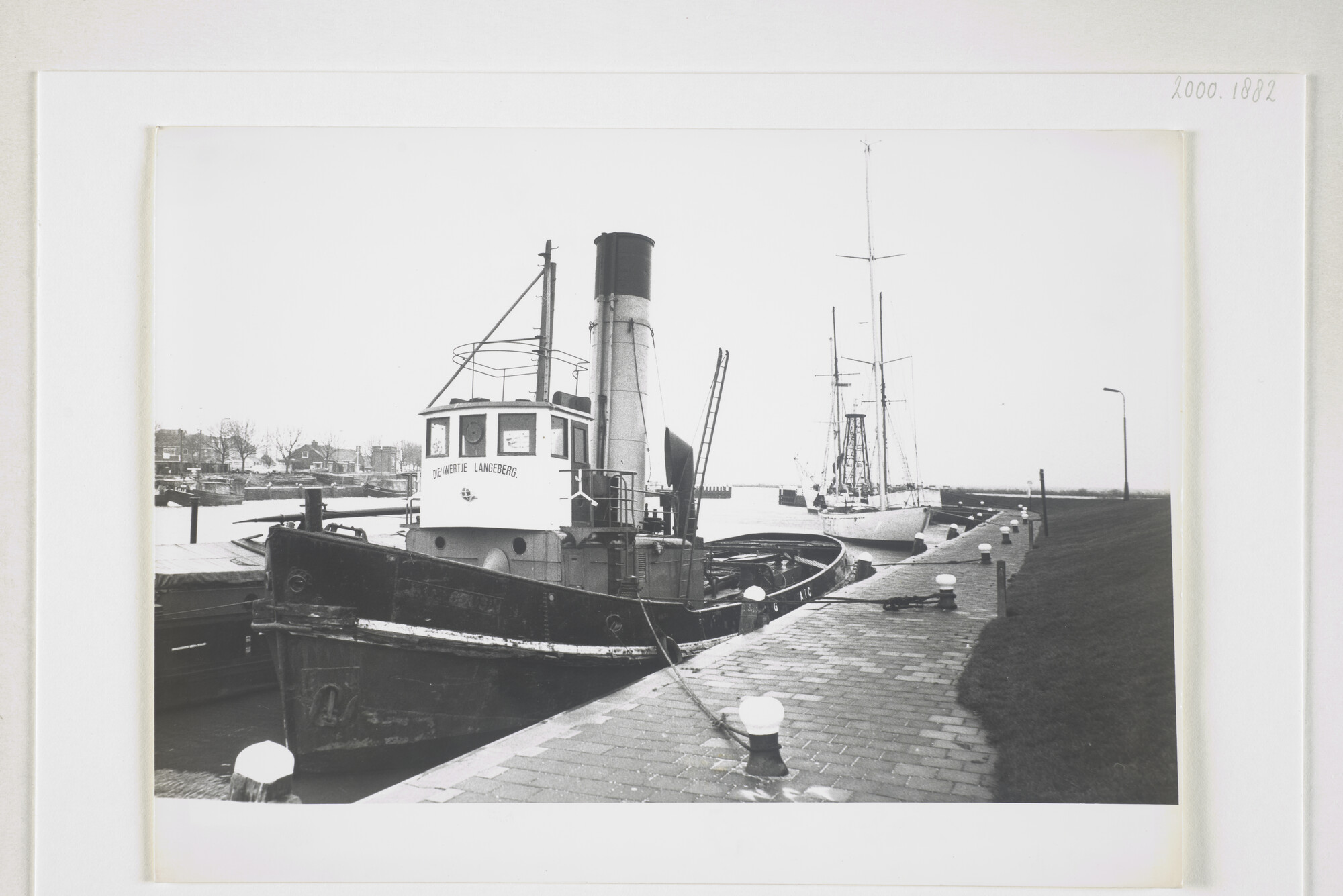 2000.1882; De stoomsleepboot 'Dieuwertje Langeberg' (vroeger reen Duitse sleepboot) ligt afgemeerd in de haven van Enkhuizen [...]; foto