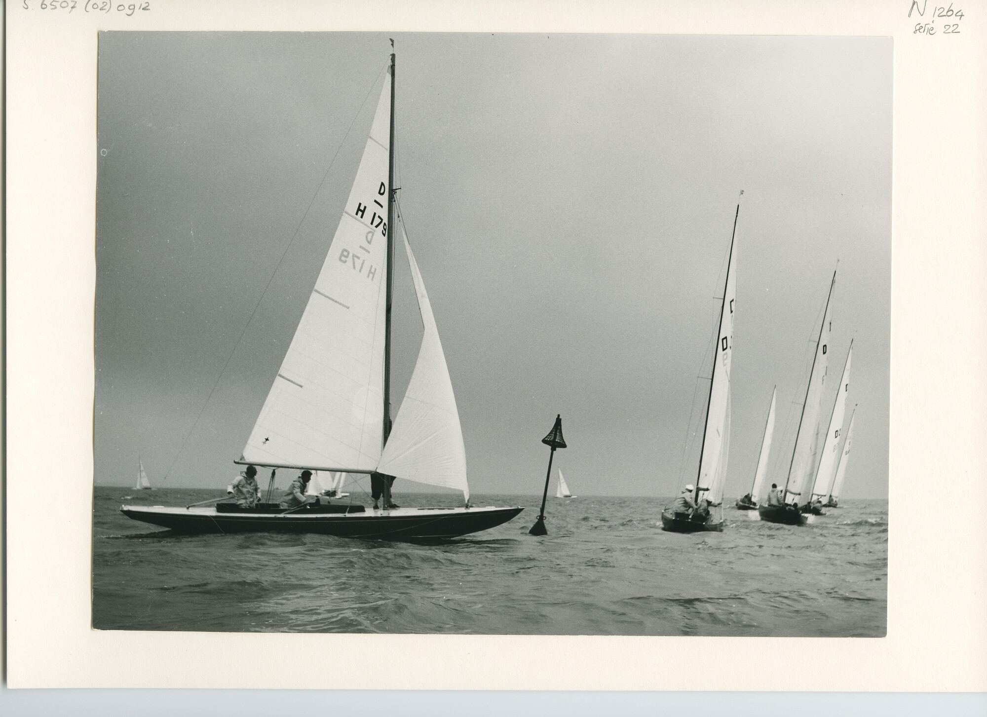S.6507(02)0912.01; Zwart-wit foto van Draken op het IJsselmeer voor Muiden zeilende om de Internationale Dragon Gold Cup; foto