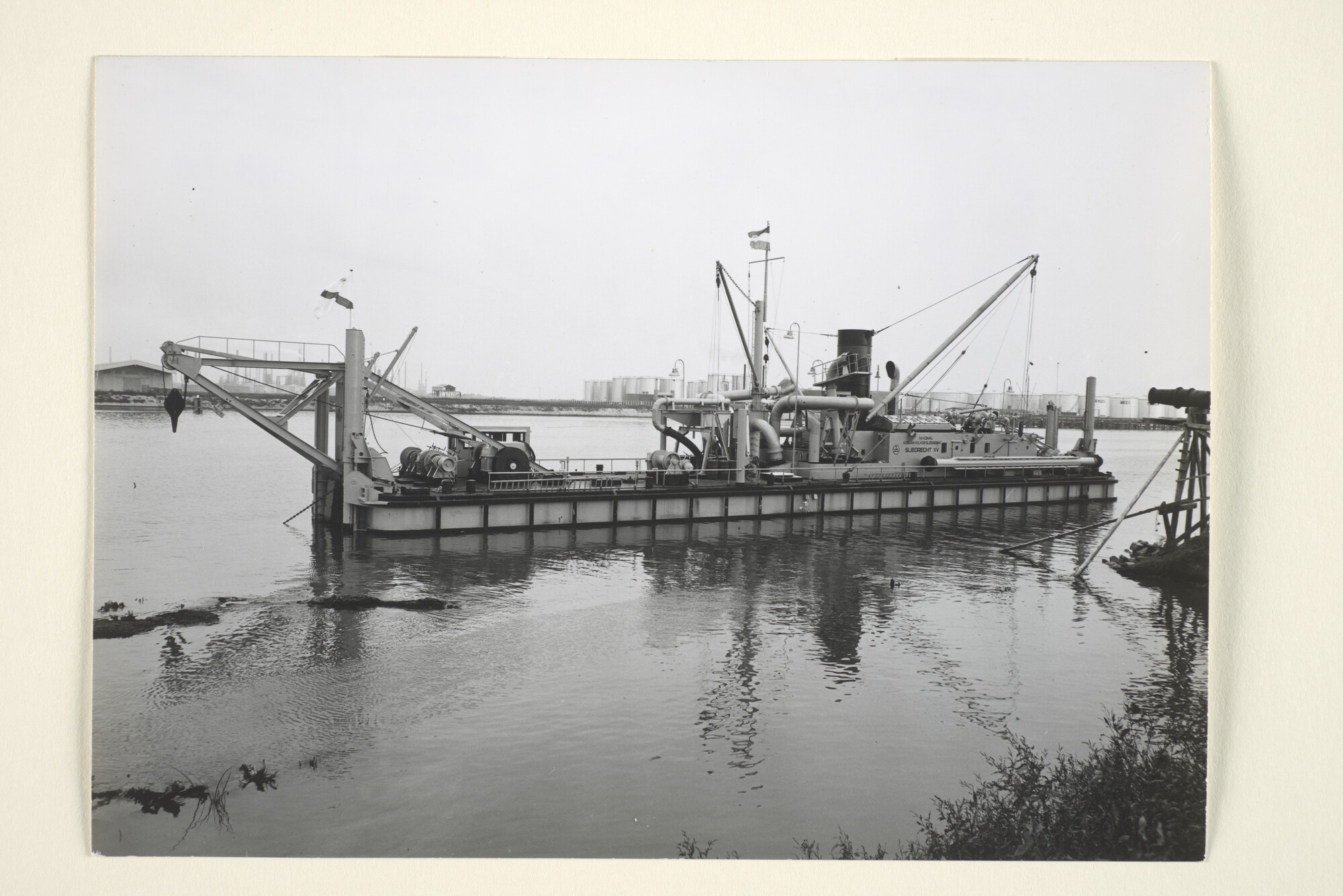 1996.3410; De snijkopzuigerzuiger 'Sliedrecht XV' van Koninklijke Maatschappij Adriaan Volker in Sliedrecht; foto