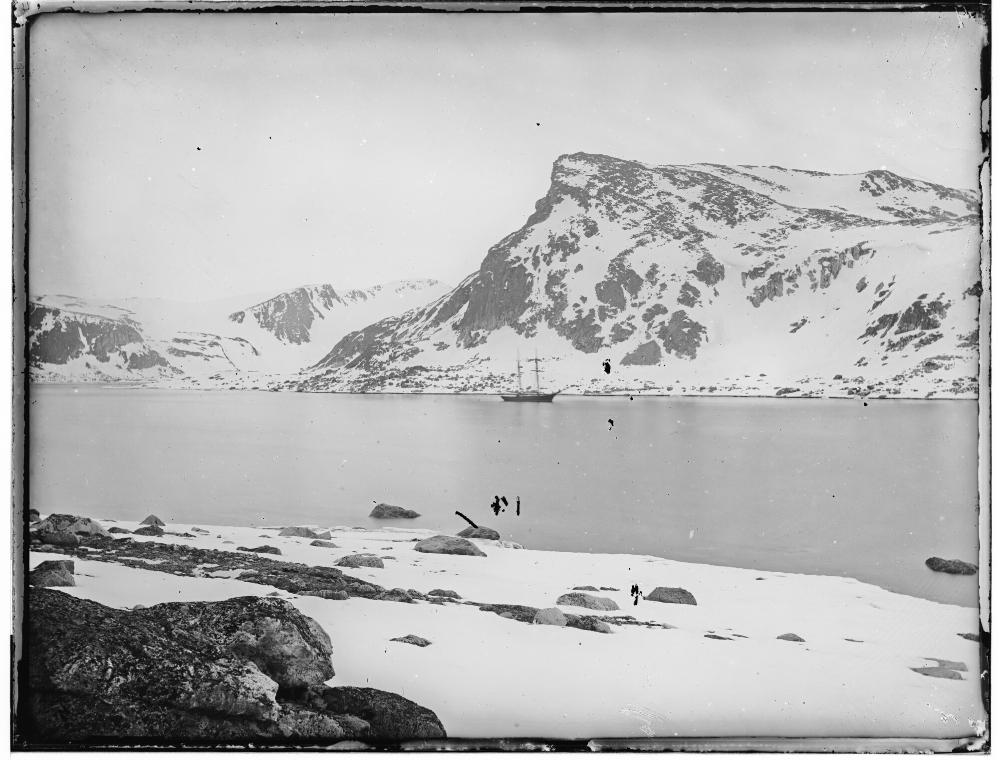 S.0101(05); De Willem Barents ten anker onder den “Zeeuwschen Uitkijk” van Ganzen eiland gezien; negatief