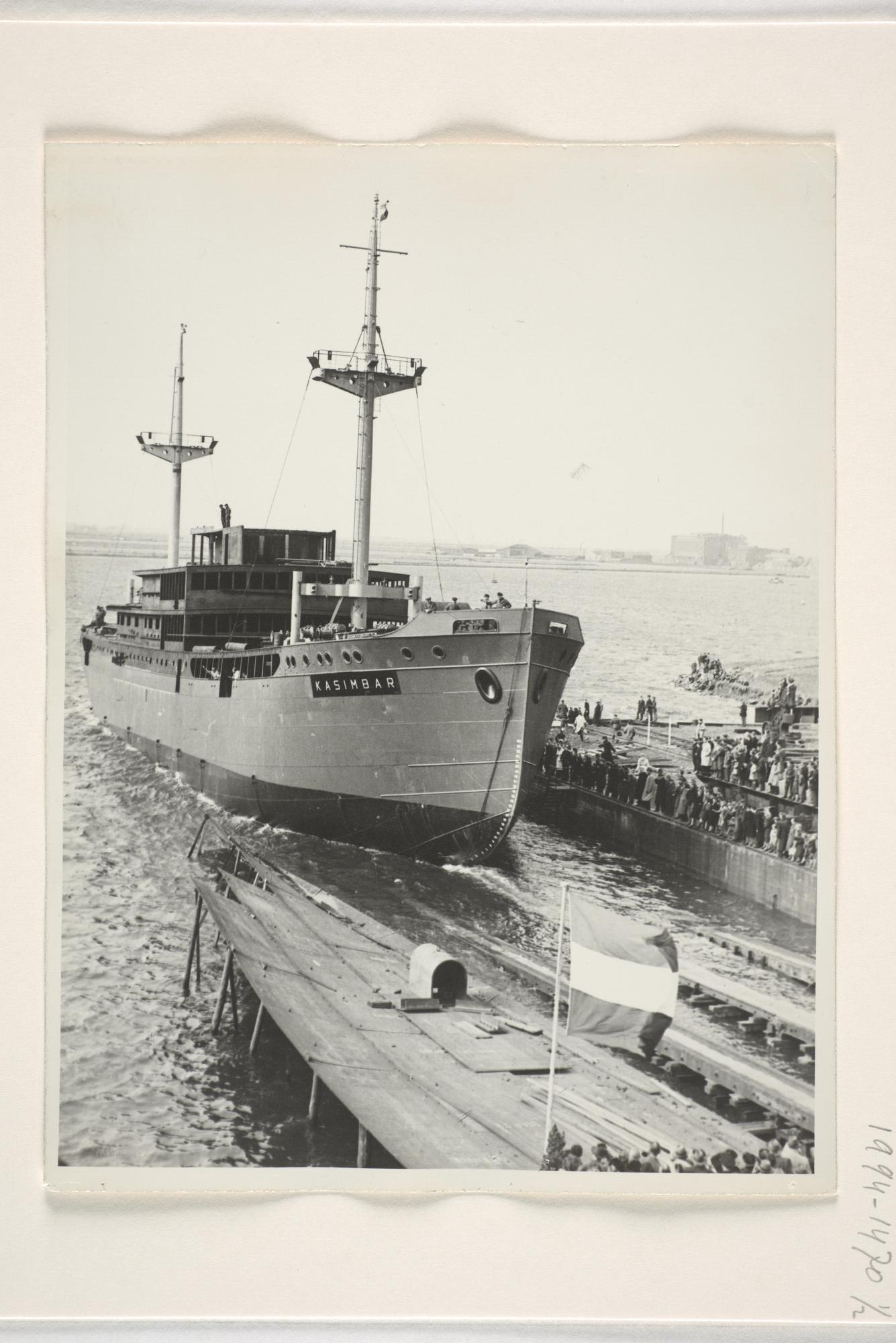 1994.1470; Foto's van het van stapel lopen van ms. 'Kaloekoe' van de KPM; fotoreportage