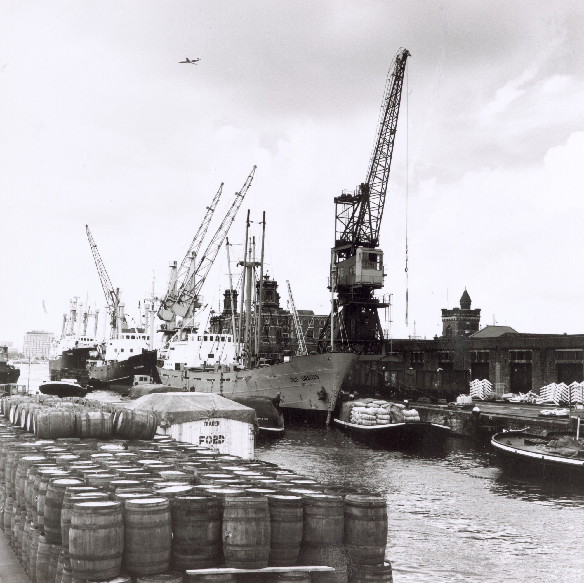 1998.0027; Gezicht op de kop van de Handelskade nabij het KNMI-gebouw aan de zijde van de Binnenhaven, september 1964; foto