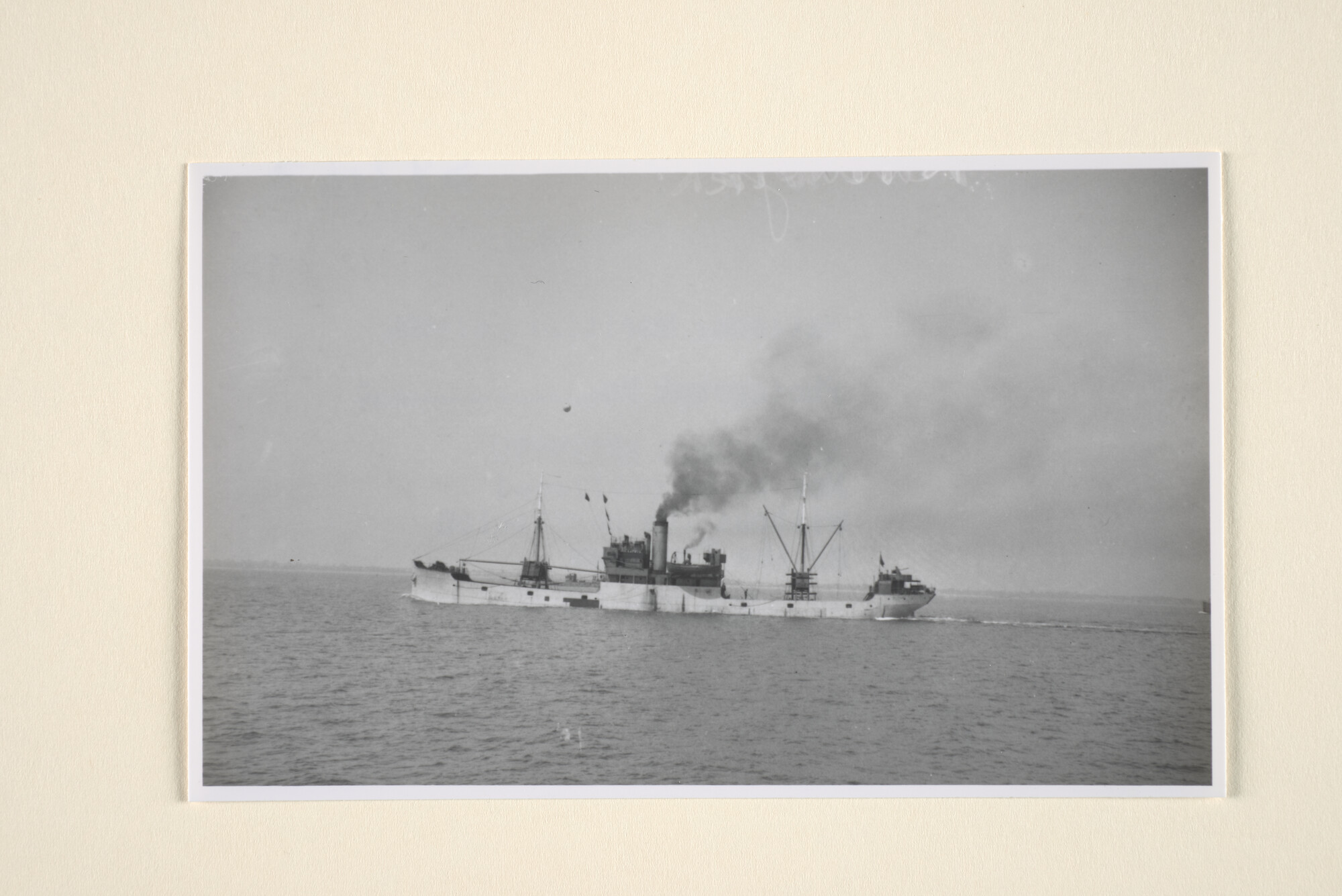 1995.7093; Het vrachtschip ss. 'Katwijk' van de Stoomvaart Maatschappij Katwijk (Erhardt & Dekkers), in oorlogsgrijs [...]; foto