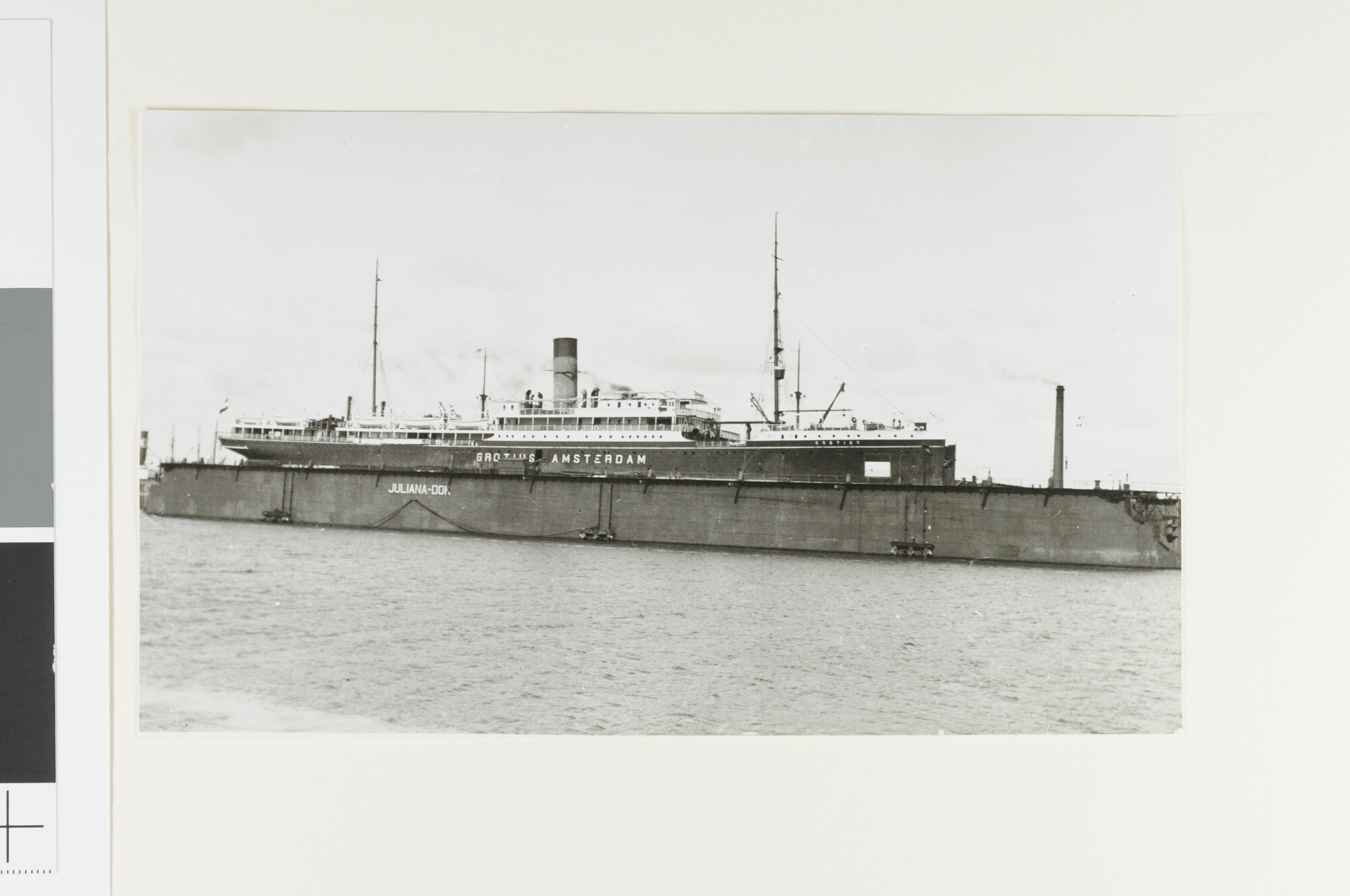 A.4253(02); Het passagiersschip ss. 'Grotius' van de SMN ligt gedokt in het 'Julianadok' van de ADM in Amsterdam; foto