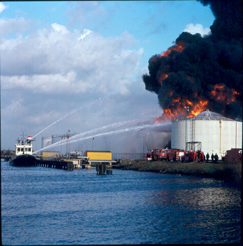 S.9100(4267); Grote tankbrand bij Comos; diapositief