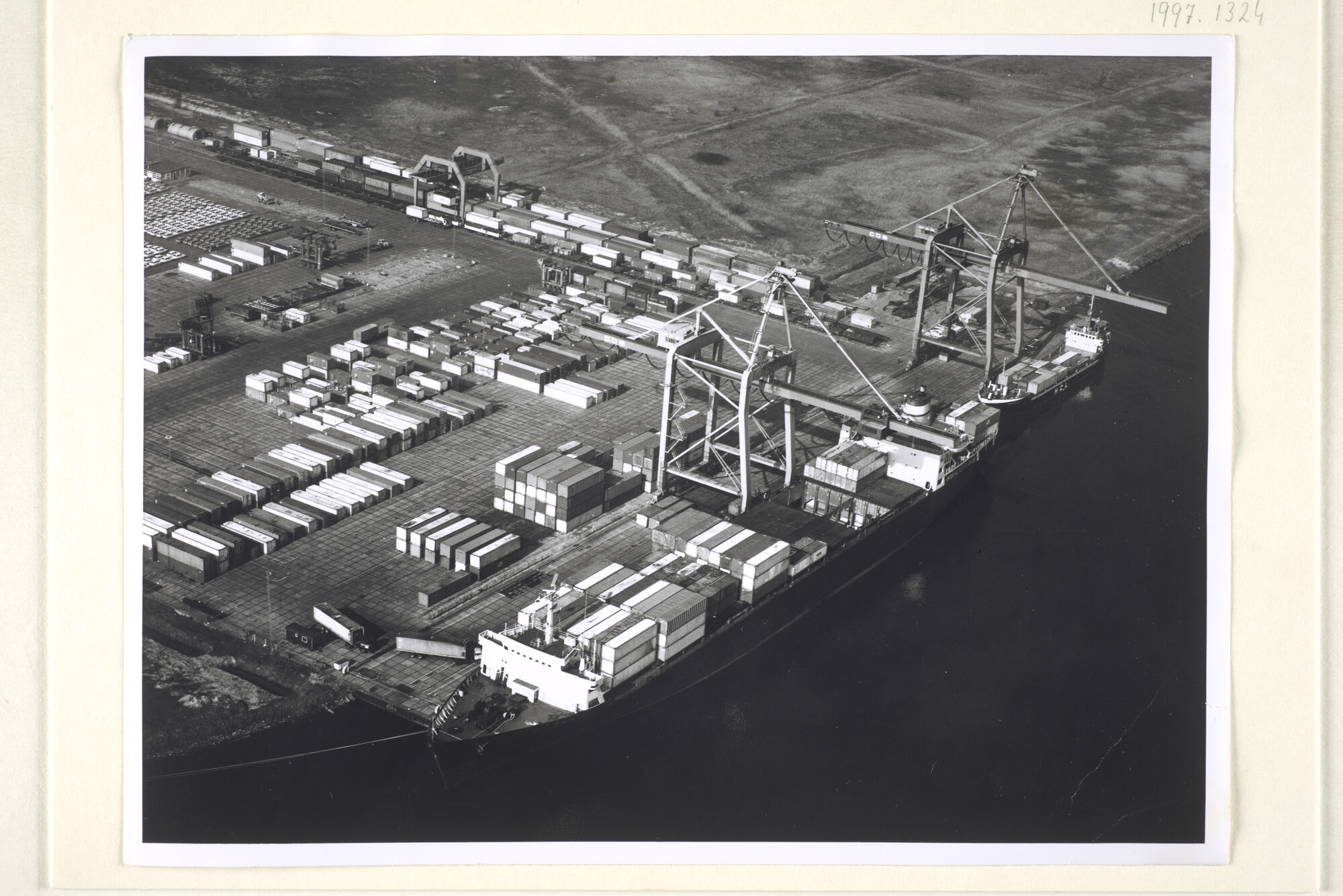 1997.1324; Containerterminal in de Amsterdamse haven (CTA): containerschip van de tweede [...]; foto