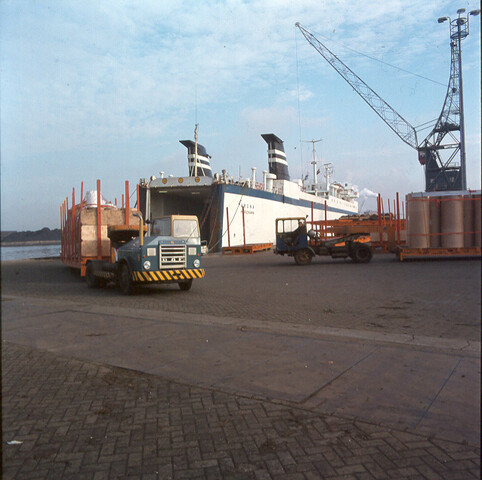 S.9100(7657); Dia van twee VCK-trucks voor het Finse Ro-Ro-schip ms. 'Arona' uit Mariehamn; diapositief