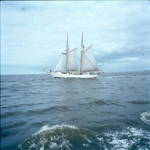 S.9100(4166); Dia van de Zweedse 2-mast gaffelschoener Falken bij een bezoek aan de haven van Amsterdam [...]; diapositief