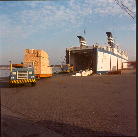 S.9100(7653); Dia van VCK-truck (dieplader) met hout uit het Finse Ro-Ro-schip ms. Arona [...]; diapositief