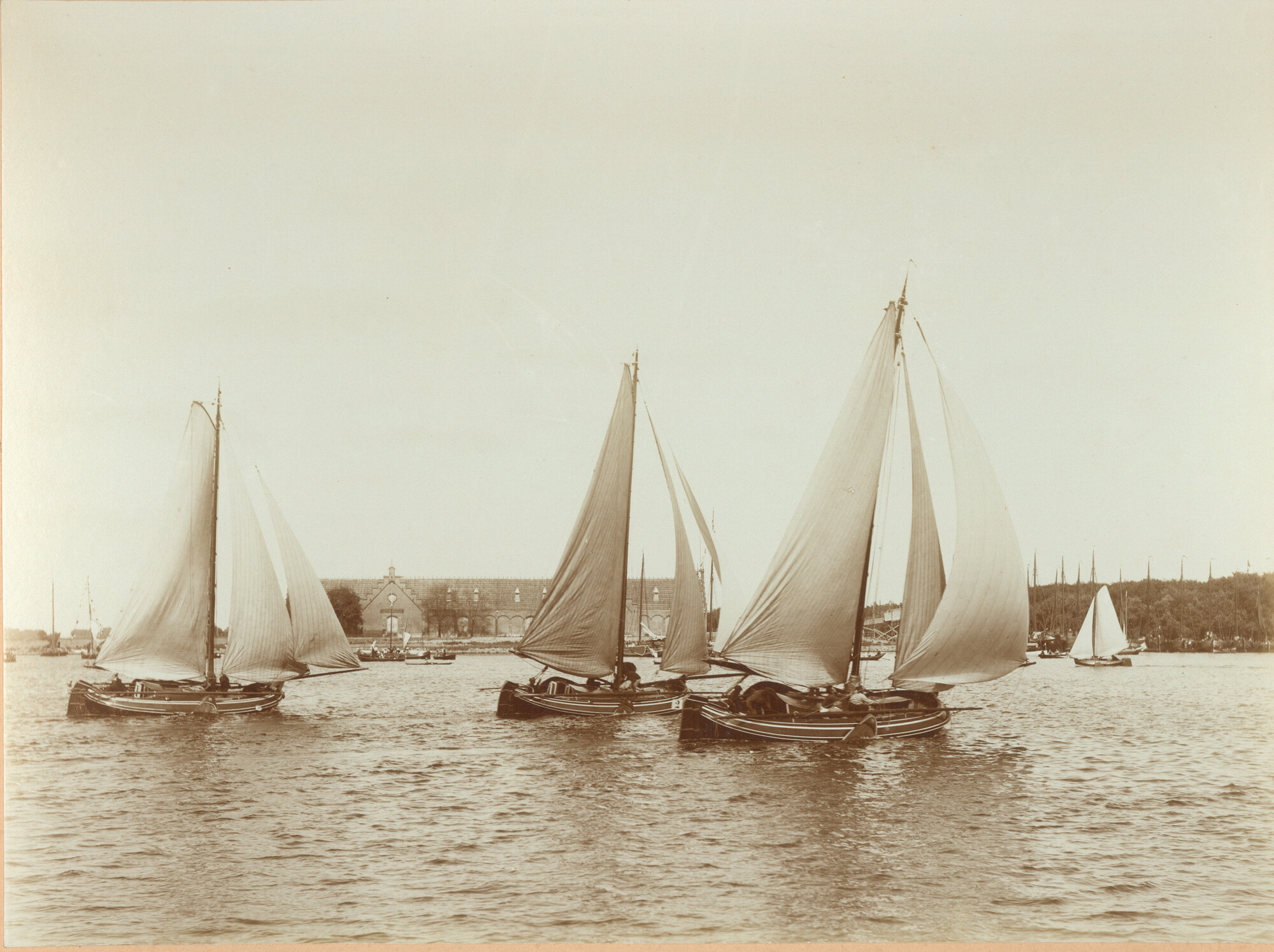 S.7166(72); Zeilwedstrijd met drie boeiers bij Nieuwendam; foto