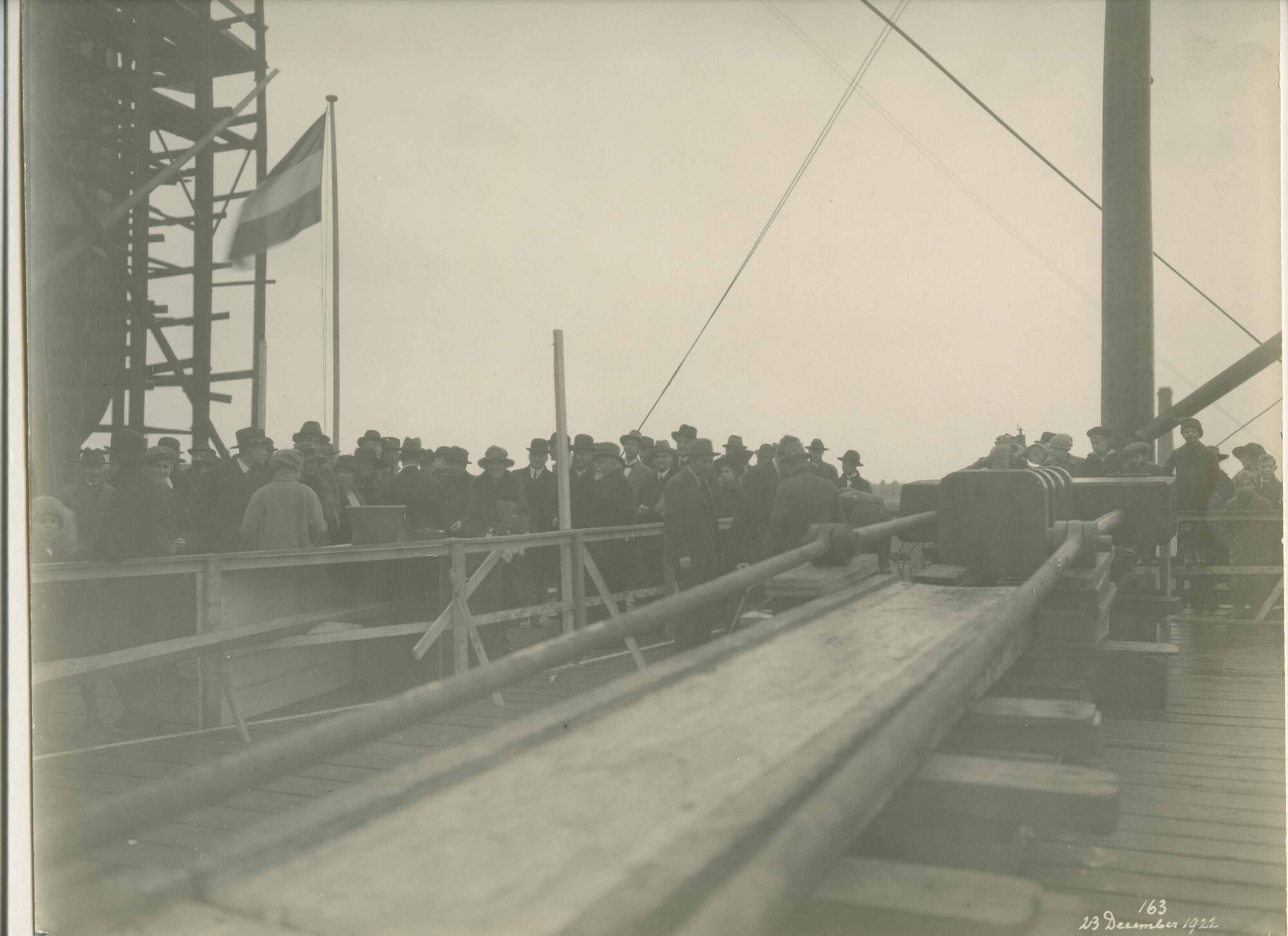 S.5444(0551)2; Foto van de tewaterlating van het vracht-passagiersschip ss. Swartenhondt; foto