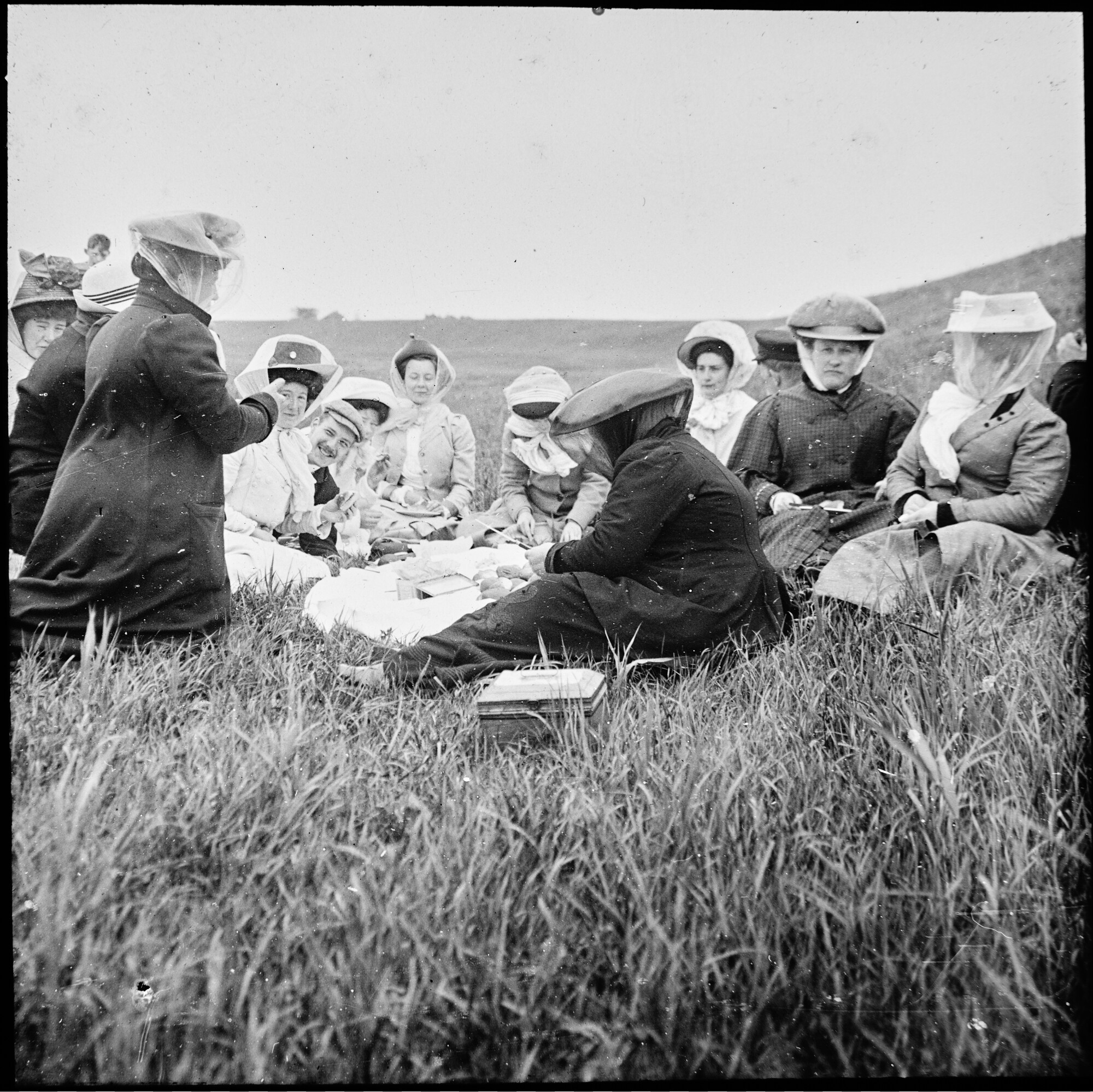 S.1156(06)376-9; Lantaarnplaatje van een boottochtje met de familie aan boord van de Zes Gebroeders, picknick; lantaarnplaatje