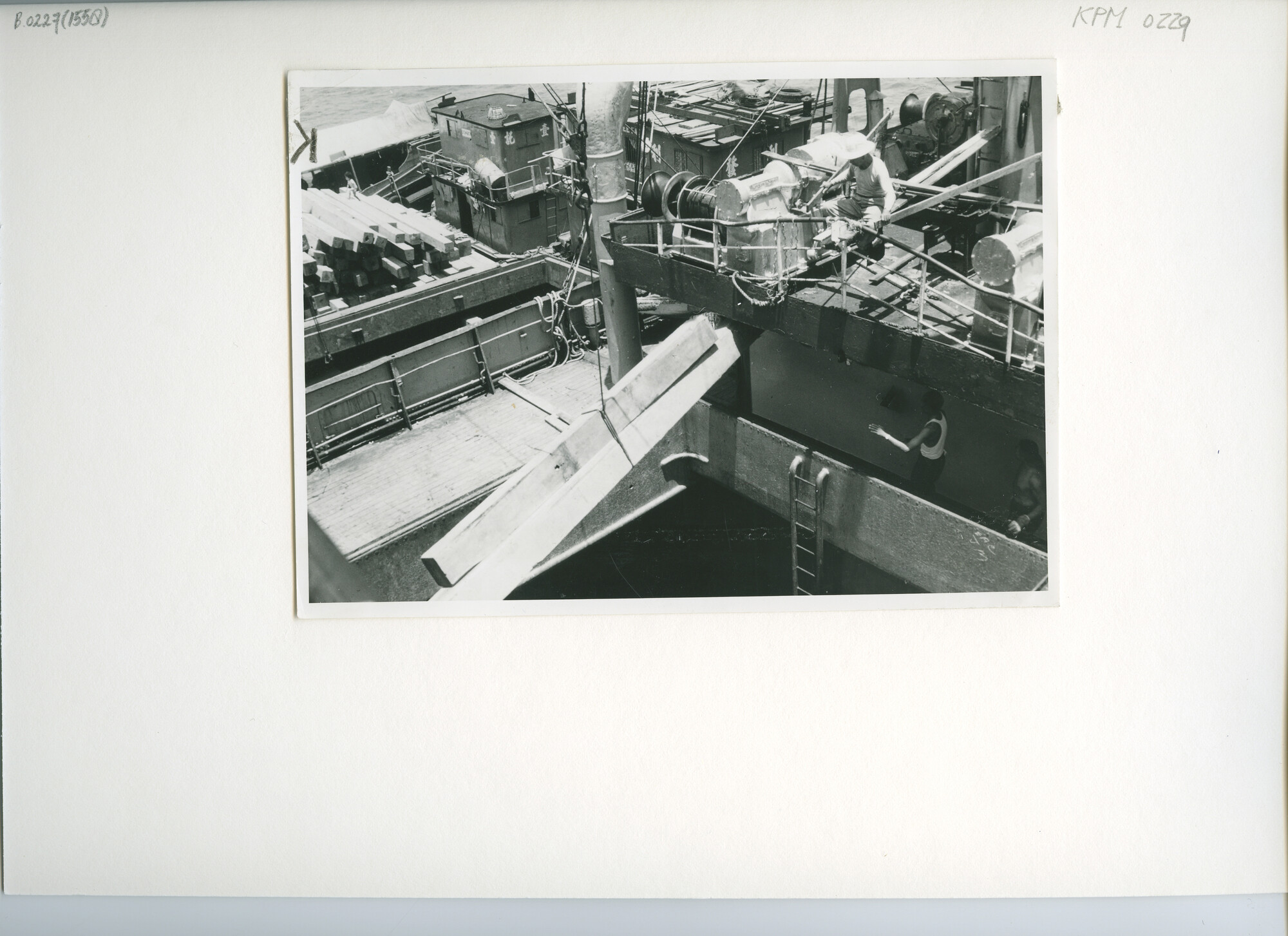 B.0227(1558); Hout laden a/b ms. Siberoet te HongKong; foto