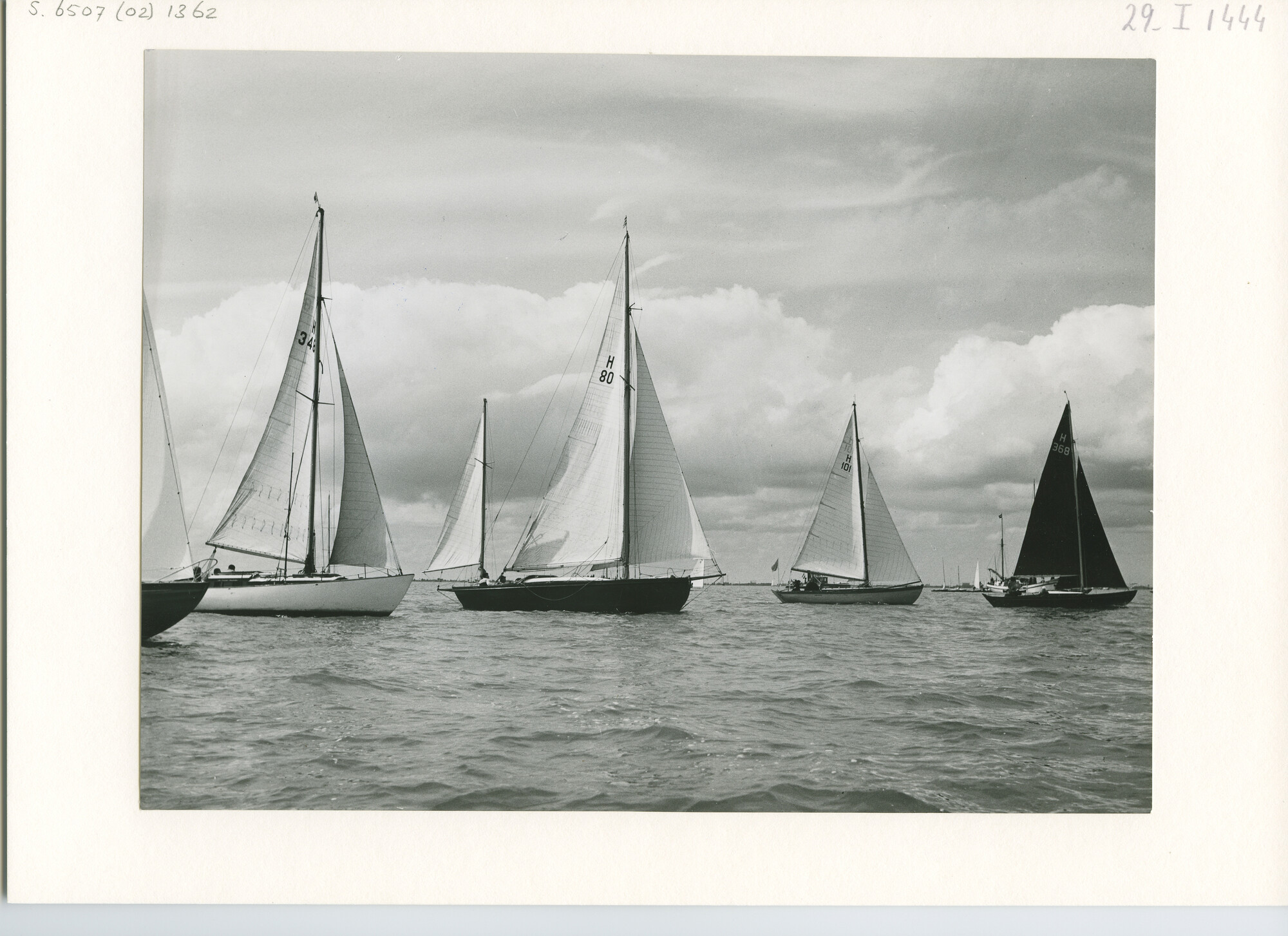 S.6507(02)1362.03; Zwart-wit foto van de start van de RORC-klasse tijdens de Hollandweek II; foto